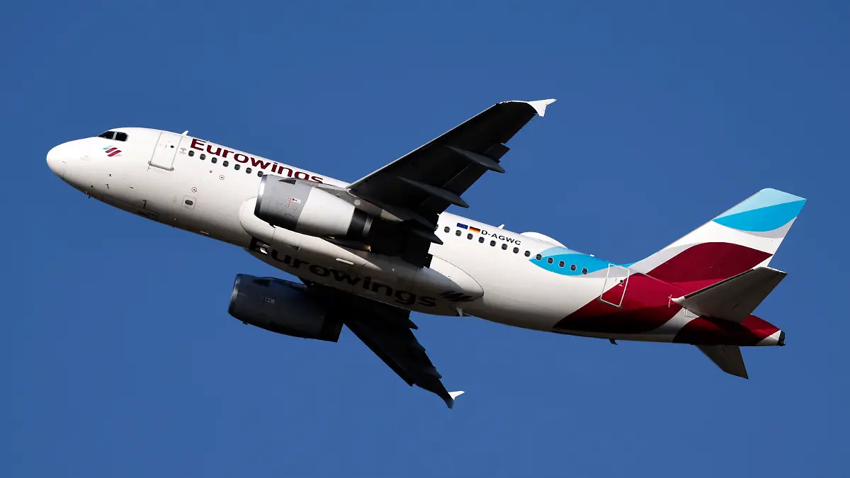 Ein Eurowings-Flieger startet am Köln Bonn Airport. Am Flughafen Köln-Bonn kam es in den vergangenen Wochen immer wieder zu extremen Verzögerungen. Passagiere warteten Stunden an der Sicherheitskontrolle, Flüge verspäteten sich oder fielen gleich ganz aus. Viele Urlauber befürchten, dass das Flughafen-Chaos auch ihren Start in den Urlaub gefährden könnte. (Themenbild, Symbolbild) Köln, 29.07.2022 / 290722