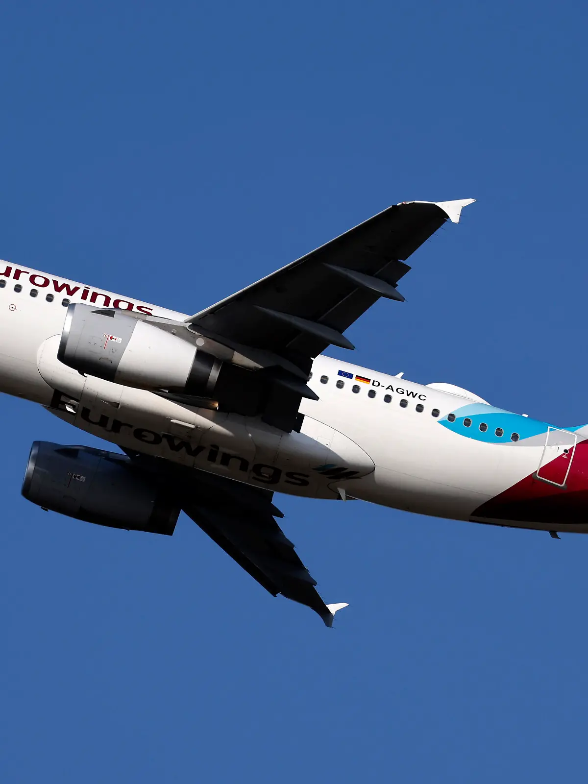 Ein Eurowings-Flieger startet am Köln Bonn Airport. Am Flughafen Köln-Bonn kam es in den vergangenen Wochen immer wieder zu extremen Verzögerungen. Passagiere warteten Stunden an der Sicherheitskontrolle, Flüge verspäteten sich oder fielen gleich ganz aus. Viele Urlauber befürchten, dass das Flughafen-Chaos auch ihren Start in den Urlaub gefährden könnte. (Themenbild, Symbolbild) Köln, 29.07.2022 / 290722