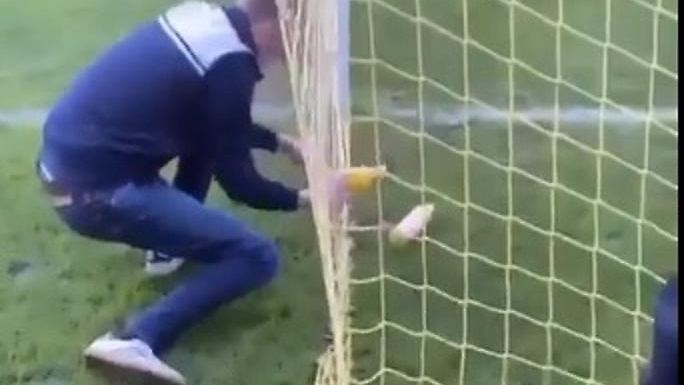 Sängerin Pinkelt Fan Ins Gesicht Widerlich-Fall in England: Fan pinkelt Torwart in die Flasche