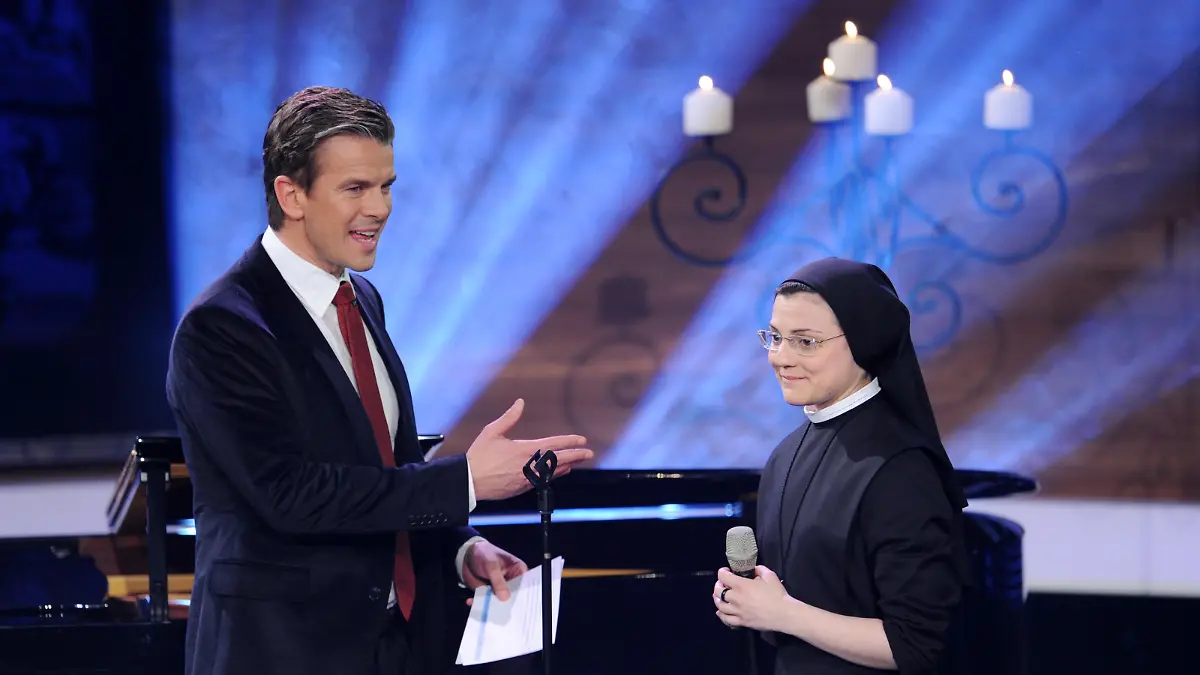 Die Nonne Cristina Scuccia und der Moderator Markus Lanz, aufgenommen am 02.12.2014 in München (Bayern) bei der Aufzeichnung der Sendung "Menschen 2014". Der Jahresrückblick des ZDF wird am 05.12.2014 ausgestrahlt. Foto: Tobias Hase/dpa