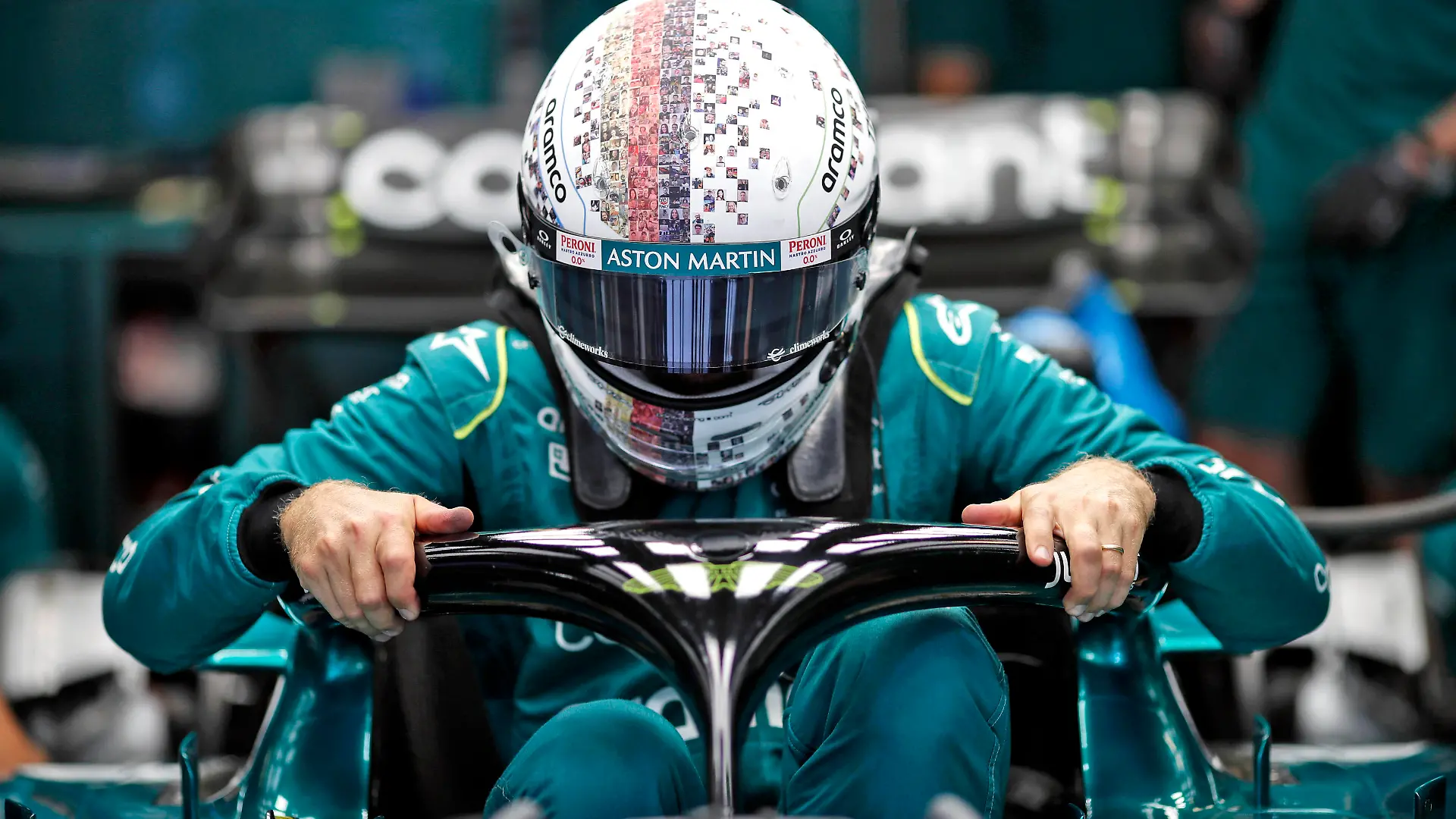 Formula 1 2022: Abu Dhabi GP YAS MARINA CIRCUIT, UNITED ARAB EMIRATES - NOVEMBER 19: Sebastian Vettel, Aston Martin during the Abu Dhabi GP at Yas Marina Circuit on Saturday November 19, 2022 in Abu Dhabi, United Arab Emirates. Photo by Zak Mauger / LAT Images Images PUBLICATIONxINxGERxSUIxAUTxHUNxONLY GP2222_082353_54I6637