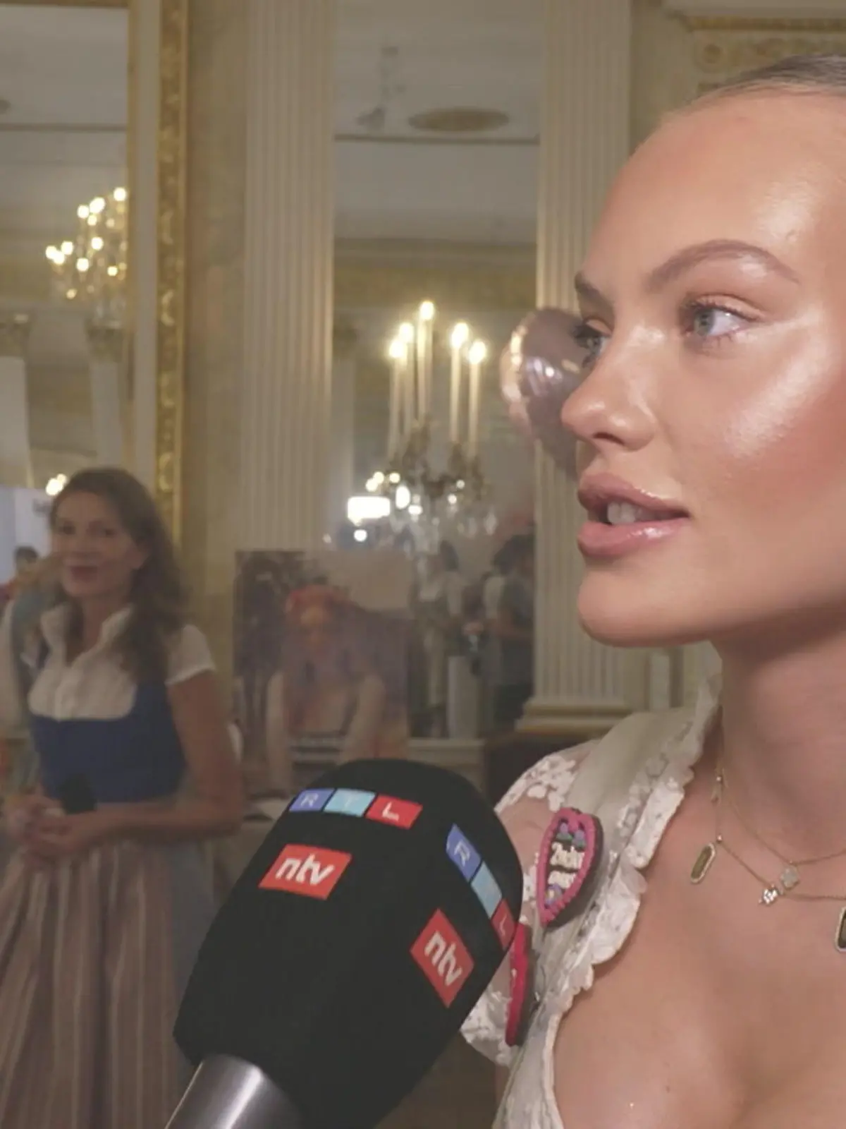 Bild zu: "Cheyenne Ochsenknecht erklärt Knutscher mit Wilson Gonzalez"