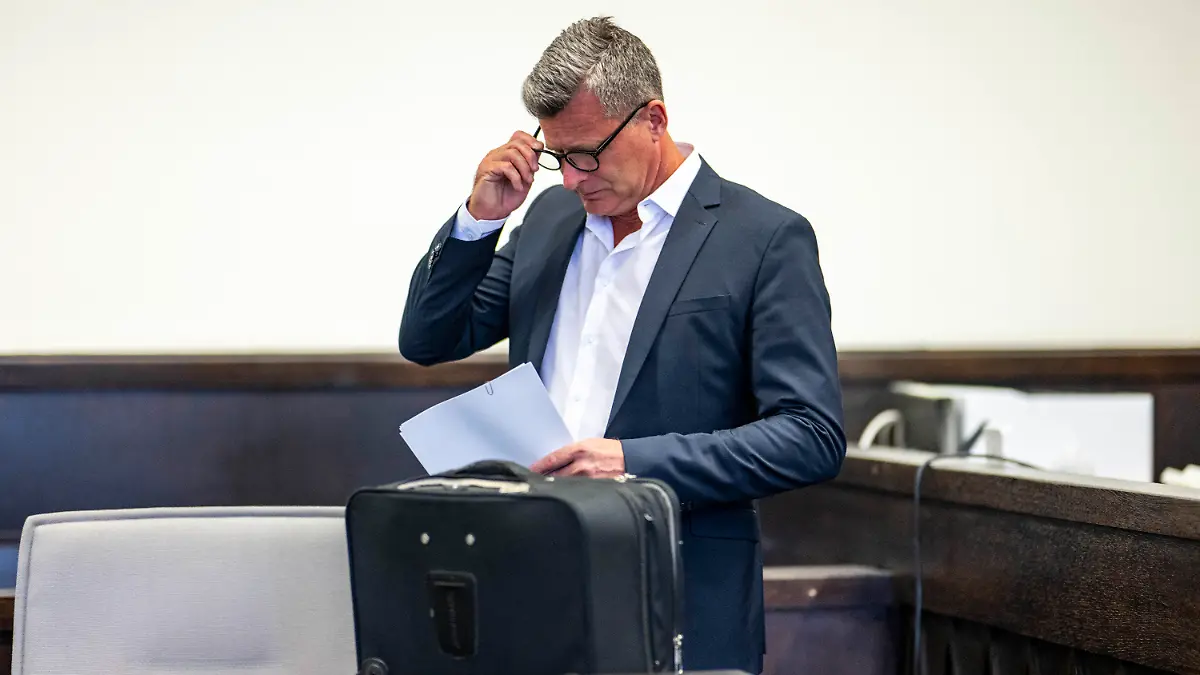 30.08.2023, Nordrhein-Westfalen, Paderborn: Detlev Otto Binder, Verteidiger des im Fall um das ·Horror-Haus· von Höxter bereits verurteilten Wilfried W., bereitet sich auf den Prozess vor. Rund dreieinhalb Jahre nach den Urteilen im Prozess prüft das Landgericht Paderborn, ob gegen den verurteilten Täter nachträglich eine Sicherungsverwahrung verhängt werden muss. Angesetzt sind fünf Verhandlungstage. Foto: David Inderlied/dpa +++ dpa-Bildfunk +++