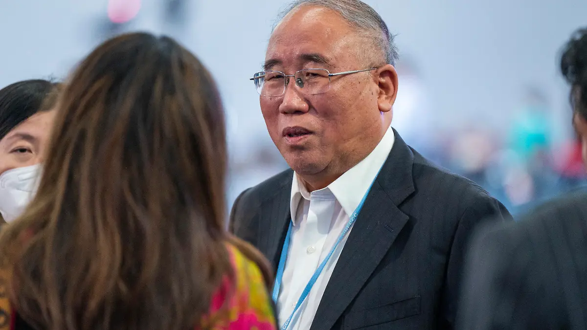 20.11.2022, Ägypten, Scharm El Scheich: Xie Zhenhua (r), Klima-Chefunterhändler von China, und Sherry Rehman, Klimaschutzministerin von Pakistan, stehen zusammmen während einer Unterbrechung der Abschlusszeremonie beim UN-Klimagipfel COP27. Foto: Christophe Gateau/dpa +++ dpa-Bildfunk +++
