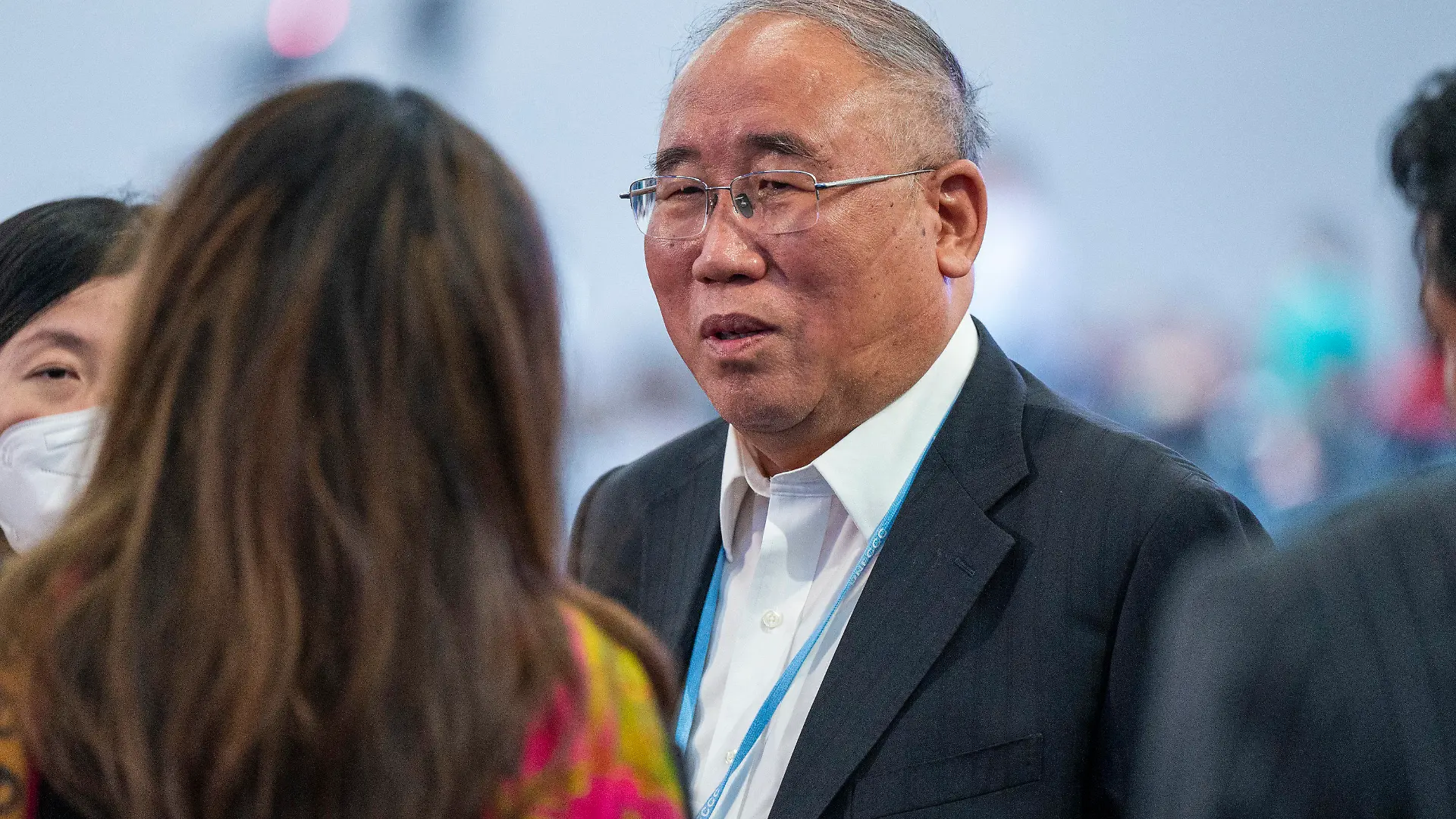 20.11.2022, Ägypten, Scharm El Scheich: Xie Zhenhua (r), Klima-Chefunterhändler von China, und Sherry Rehman, Klimaschutzministerin von Pakistan, stehen zusammmen während einer Unterbrechung der Abschlusszeremonie beim UN-Klimagipfel COP27. Foto: Christophe Gateau/dpa +++ dpa-Bildfunk +++