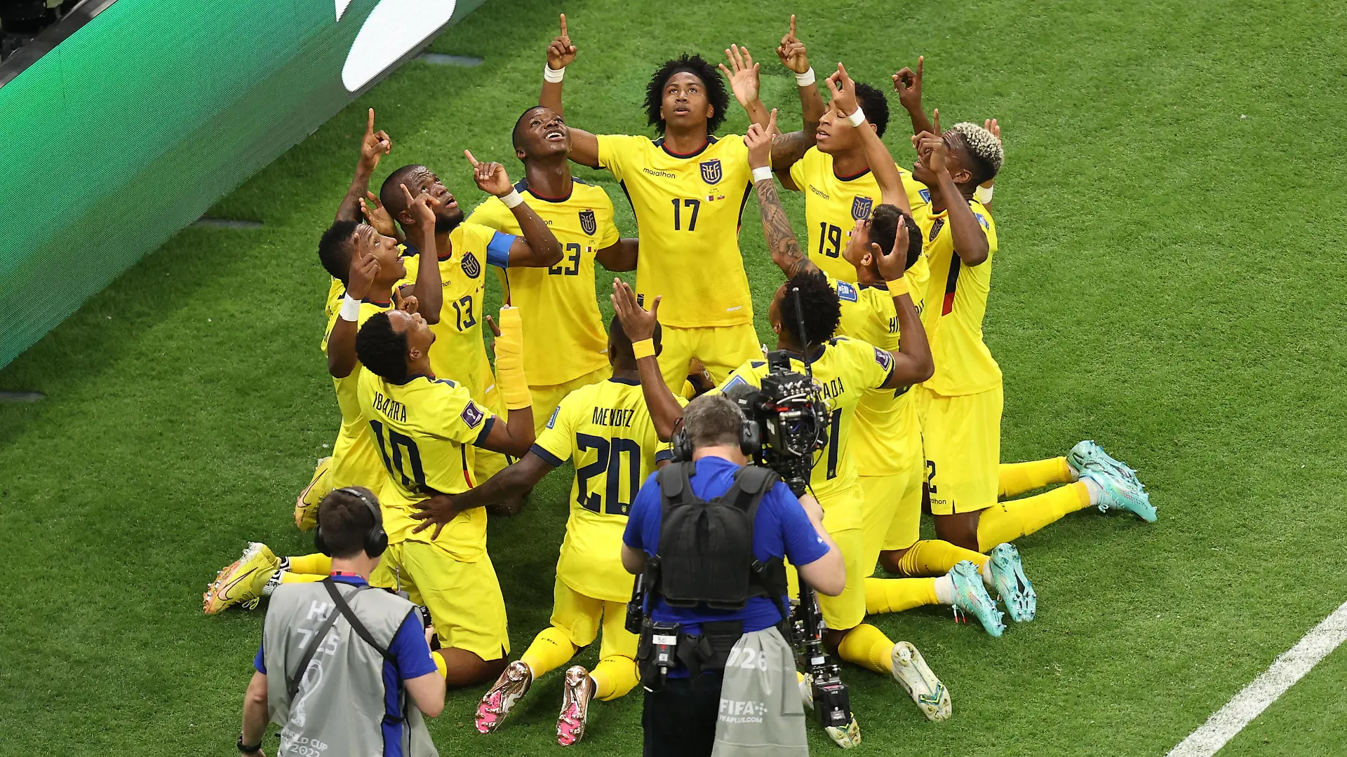 Qatar v Ecuador 20 November 2022 - FIFA World Cup, WM, Weltmeisterschaft, Fussball - Group A - Qatar v Ecuador - the Ecuador players celebrate the opening goal of the tournament scored by Enner Valencia - Photo: Charlotte Wilson / Offside. Al Khor Qatar *** Katar gegen Ecuador 20. November 2022 FIFA Fussball-Weltmeisterschaft Gruppe A Katar gegen Ecuador Die Spieler von Ecuador feiern das erste Tor des Turniers, erzielt von Enner Valencia Foto Charlotte Wilson Abseits Al Khor Katar PUBLICATIONxINxGERxSUIxAUTxONLY Copyright: xCharlottexWilsonx/xOffsidexOffside 