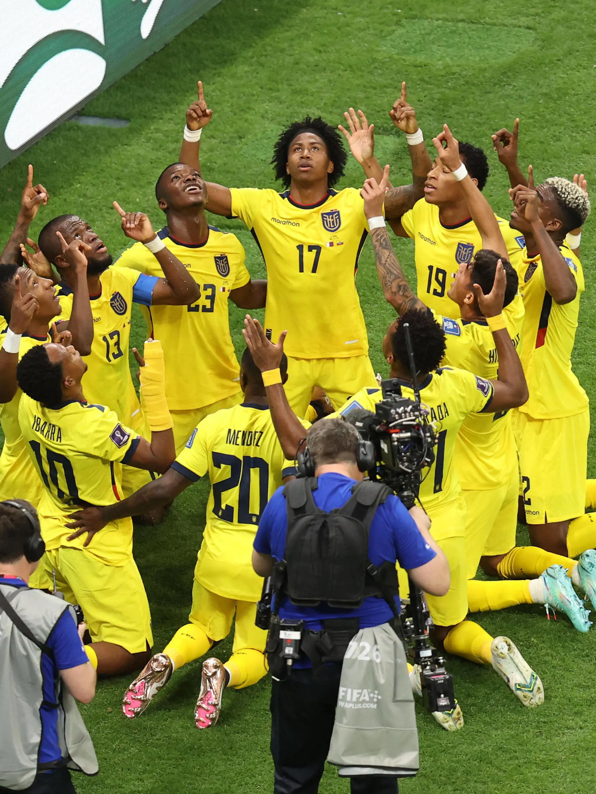 Qatar v Ecuador 20 November 2022 - FIFA World Cup, WM, Weltmeisterschaft, Fussball - Group A - Qatar v Ecuador - the Ecuador players celebrate the opening goal of the tournament scored by Enner Valencia - Photo: Charlotte Wilson / Offside. Al Khor Qatar *** Katar gegen Ecuador 20. November 2022 FIFA Fussball-Weltmeisterschaft Gruppe A Katar gegen Ecuador Die Spieler von Ecuador feiern das erste Tor des Turniers, erzielt von Enner Valencia Foto Charlotte Wilson Abseits Al Khor Katar PUBLICATIONxINxGERxSUIxAUTxONLY Copyright: xCharlottexWilsonx/xOffsidexOffside 