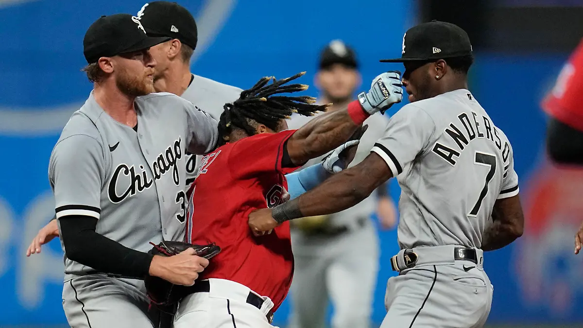Cleveland Guardians' Jose Ramirez, center, and Chicago White Sox's Tim Anderson (7) exchange punches in the sixth inning of a baseball game Saturday, Aug. 5, 2023, in Cleveland. White Sox's Michael Kopech, left looks on. (AP Photo/Sue Ogrocki)