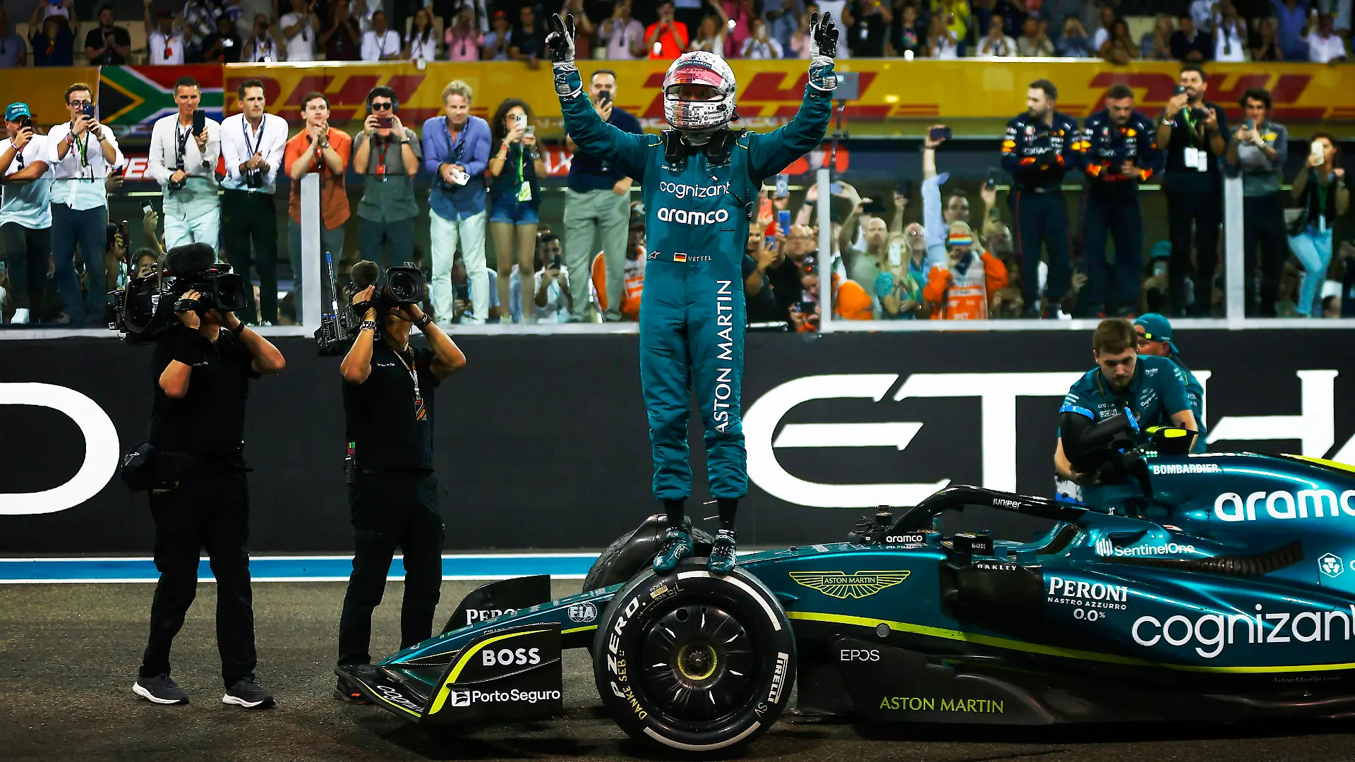 Formula 1 2022: Abu Dhabi GP YAS MARINA CIRCUIT, UNITED ARAB EMIRATES - NOVEMBER 20: Sebastian Vettel, Aston Martin, waves to fans at the end of his final race in F1 during the Abu Dhabi GP at Yas Marina Circuit on Sunday November 20, 2022 in Abu Dhabi, United Arab Emirates. Photo by Andy Hone / LAT Images Images PUBLICATIONxINxGERxSUIxAUTxHUNxONLY GP2222_113525_ONY3662