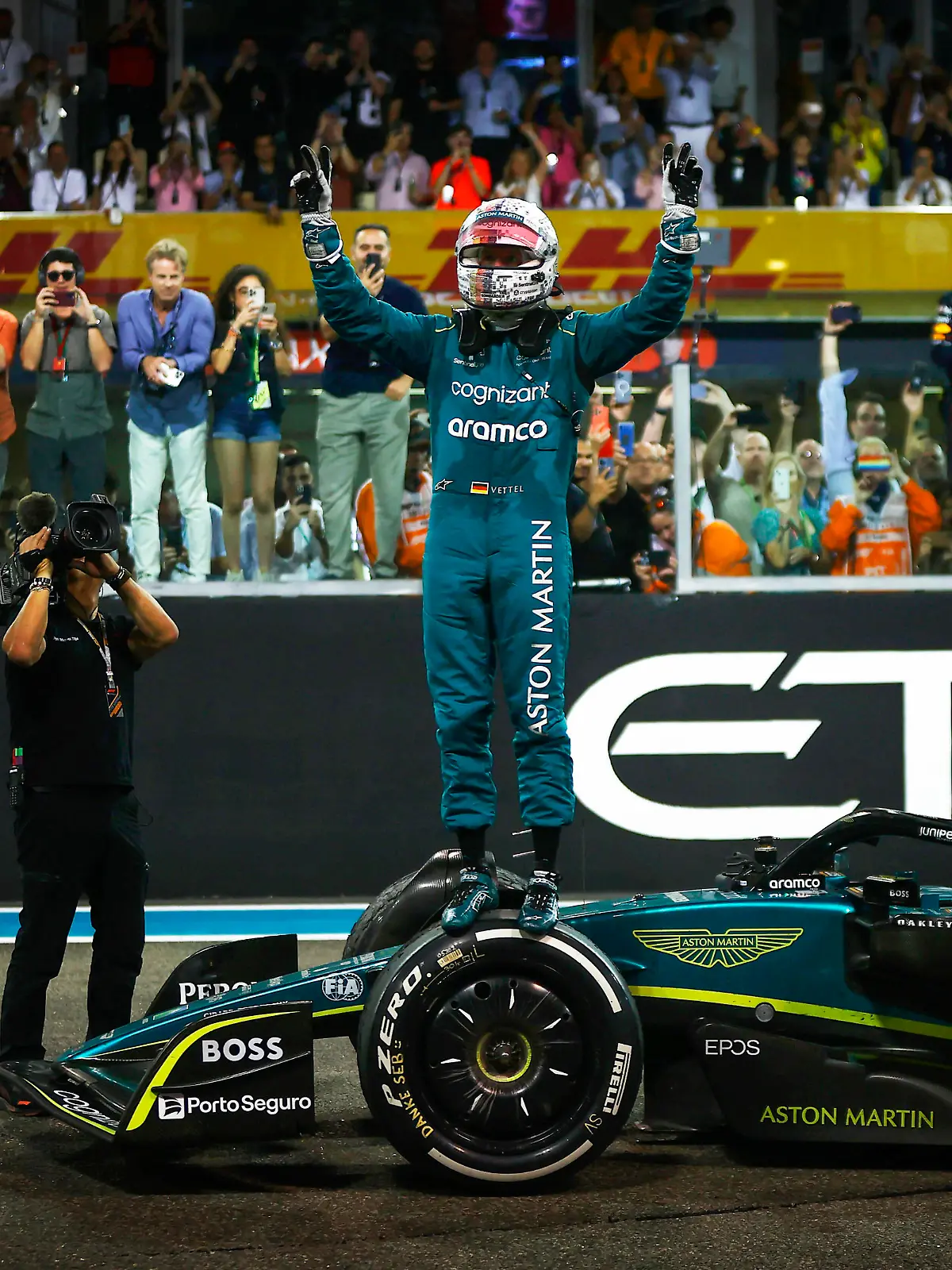 Formula 1 2022: Abu Dhabi GP YAS MARINA CIRCUIT, UNITED ARAB EMIRATES - NOVEMBER 20: Sebastian Vettel, Aston Martin, waves to fans at the end of his final race in F1 during the Abu Dhabi GP at Yas Marina Circuit on Sunday November 20, 2022 in Abu Dhabi, United Arab Emirates. Photo by Andy Hone / LAT Images Images PUBLICATIONxINxGERxSUIxAUTxHUNxONLY GP2222_113525_ONY3662 