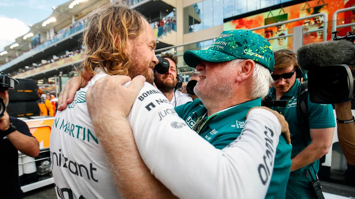 Formula 1 2022: Abu Dhabi GP YAS MARINA CIRCUIT, UNITED ARAB EMIRATES - NOVEMBER 20: Sebastian Vettel, Aston Martin, hugs his father Norbert Vettel on the grid during the Abu Dhabi GP at Yas Marina Circuit on Sunday November 20, 2022 in Abu Dhabi, United Arab Emirates. Photo by Zak Mauger / LAT Images Images PUBLICATIONxINxGERxSUIxAUTxHUNxONLY GP2222_092933_54I7219