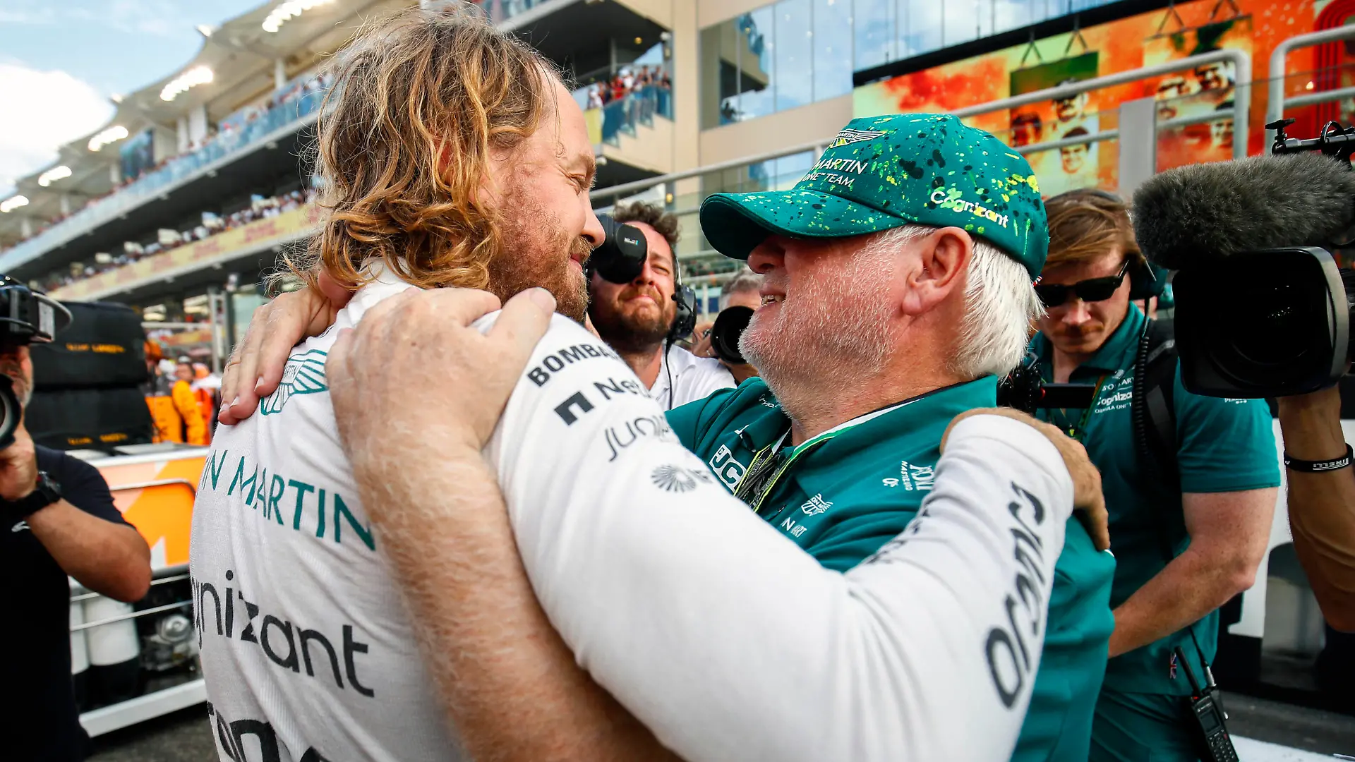 Formula 1 2022: Abu Dhabi GP YAS MARINA CIRCUIT, UNITED ARAB EMIRATES - NOVEMBER 20: Sebastian Vettel, Aston Martin, hugs his father Norbert Vettel on the grid during the Abu Dhabi GP at Yas Marina Circuit on Sunday November 20, 2022 in Abu Dhabi, United Arab Emirates. Photo by Zak Mauger / LAT Images Images PUBLICATIONxINxGERxSUIxAUTxHUNxONLY GP2222_092933_54I7219