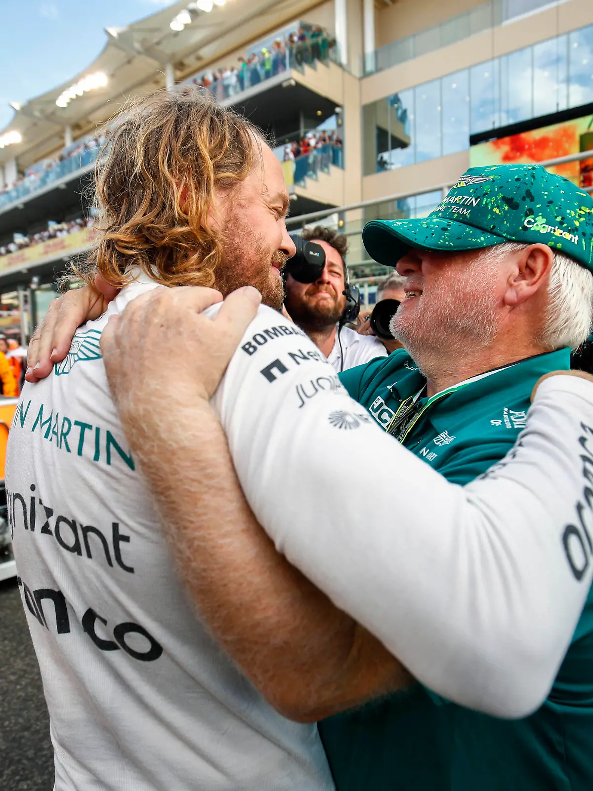 Formula 1 2022: Abu Dhabi GP YAS MARINA CIRCUIT, UNITED ARAB EMIRATES - NOVEMBER 20: Sebastian Vettel, Aston Martin, hugs his father Norbert Vettel on the grid during the Abu Dhabi GP at Yas Marina Circuit on Sunday November 20, 2022 in Abu Dhabi, United Arab Emirates. Photo by Zak Mauger / LAT Images Images PUBLICATIONxINxGERxSUIxAUTxHUNxONLY GP2222_092933_54I7219 
