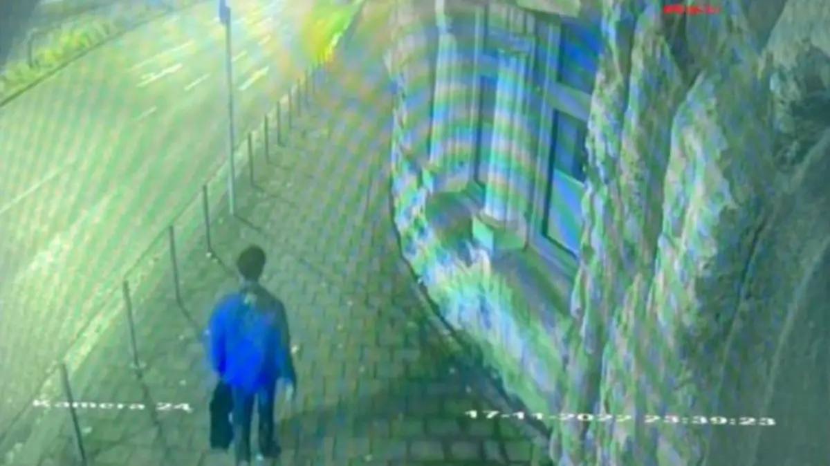 Die Person könnte wichtige Hinweise zur Tat liefern.