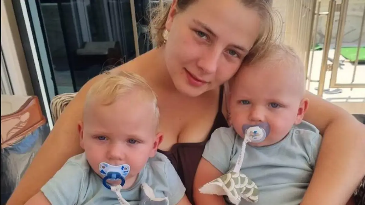 Sarafina Wollnys Zwillinge Casey und Emory halten sie ganz schön auf Trab.