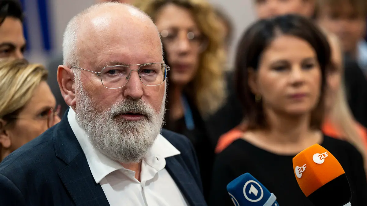 19.11.2022, Ägypten, Scharm El Scheich: Frans Timmermans, Vizepräsident der Europäischen Kommission, spricht beim UN-Klimagipfel COP27 bei einer Pressekonferenz. Neben ihm steht Annalena Baerbock (Bündnis 90/Die Grünen, r), Außenministerin. Foto: Christophe Gateau/dpa +++ dpa-Bildfunk +++