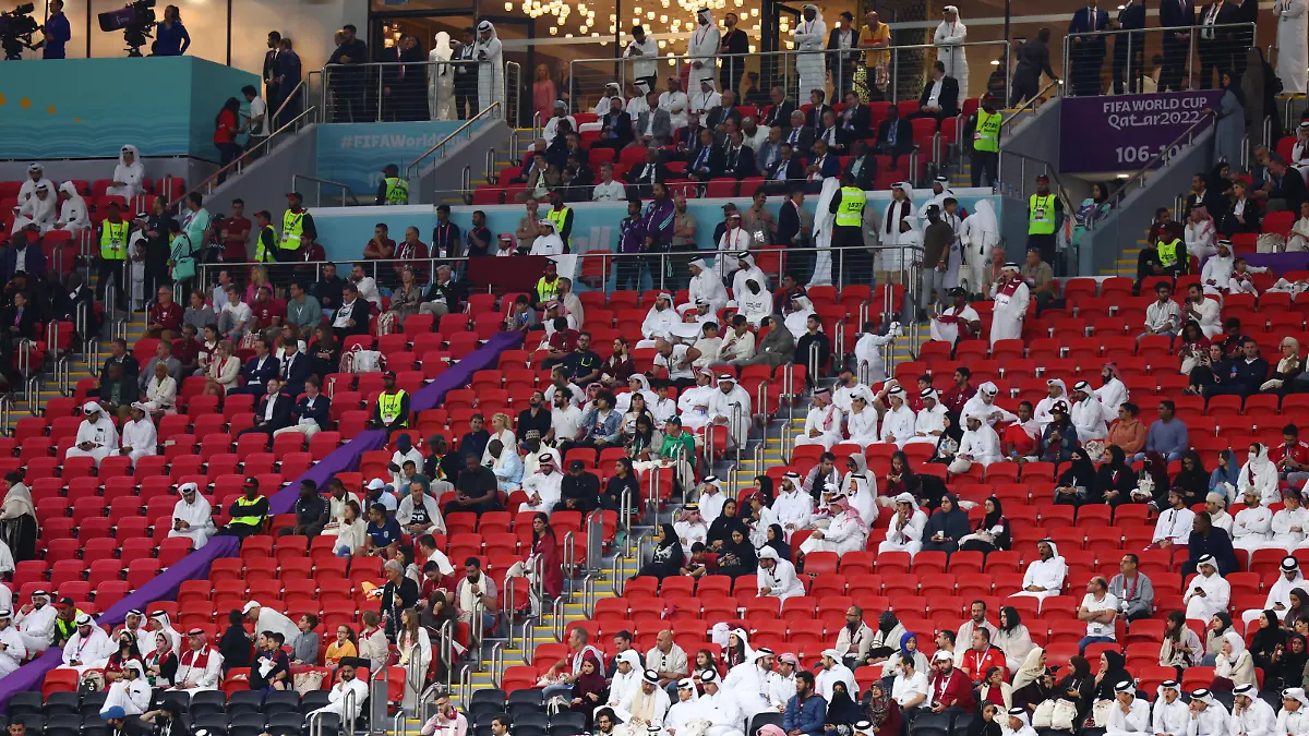Fußball, WM 2022 in Katar, Katar - Ecuador, Vorrunde, Gruppe A, Spieltag 1, Eröffnungsspiel im Al-Bait Stadion, Leere Plätze auf der Tribüne während des Spiels.