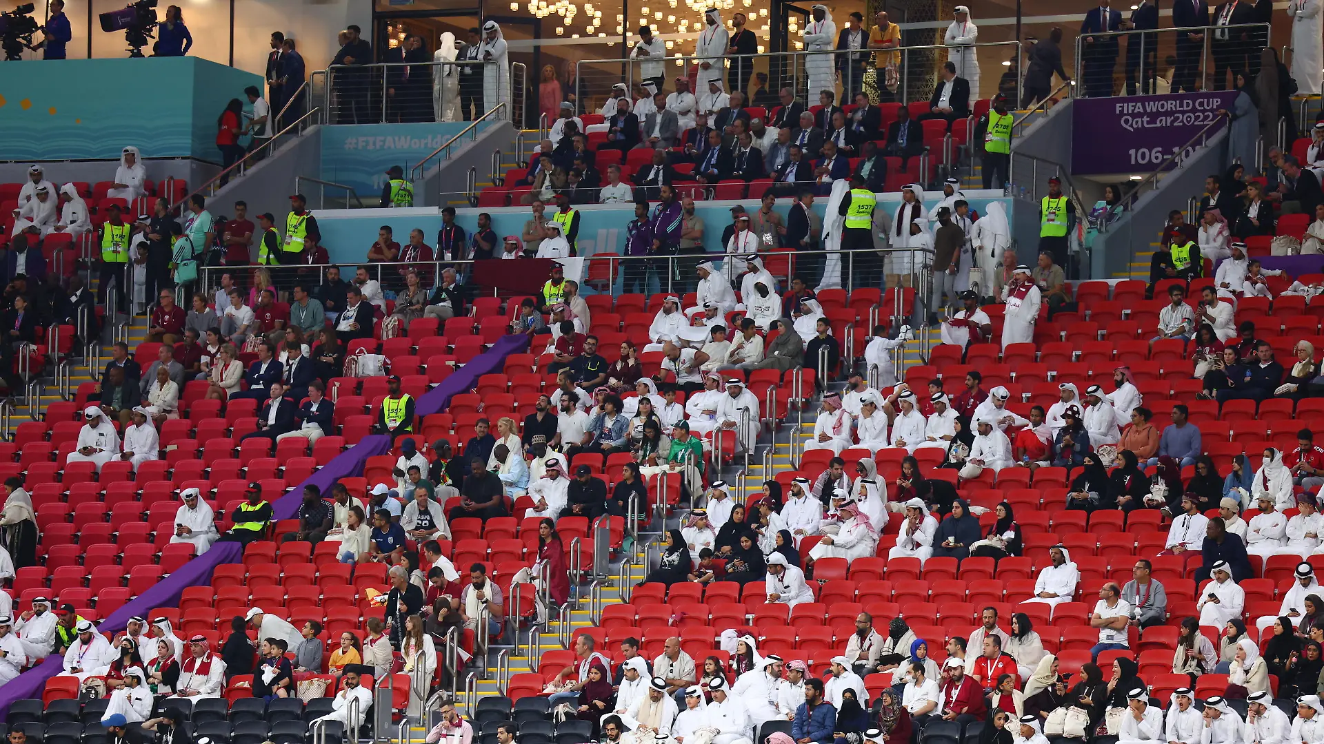 Fußball, WM 2022 in Katar, Katar - Ecuador, Vorrunde, Gruppe A, Spieltag 1, Eröffnungsspiel im Al-Bait Stadion, Leere Plätze auf der Tribüne während des Spiels.