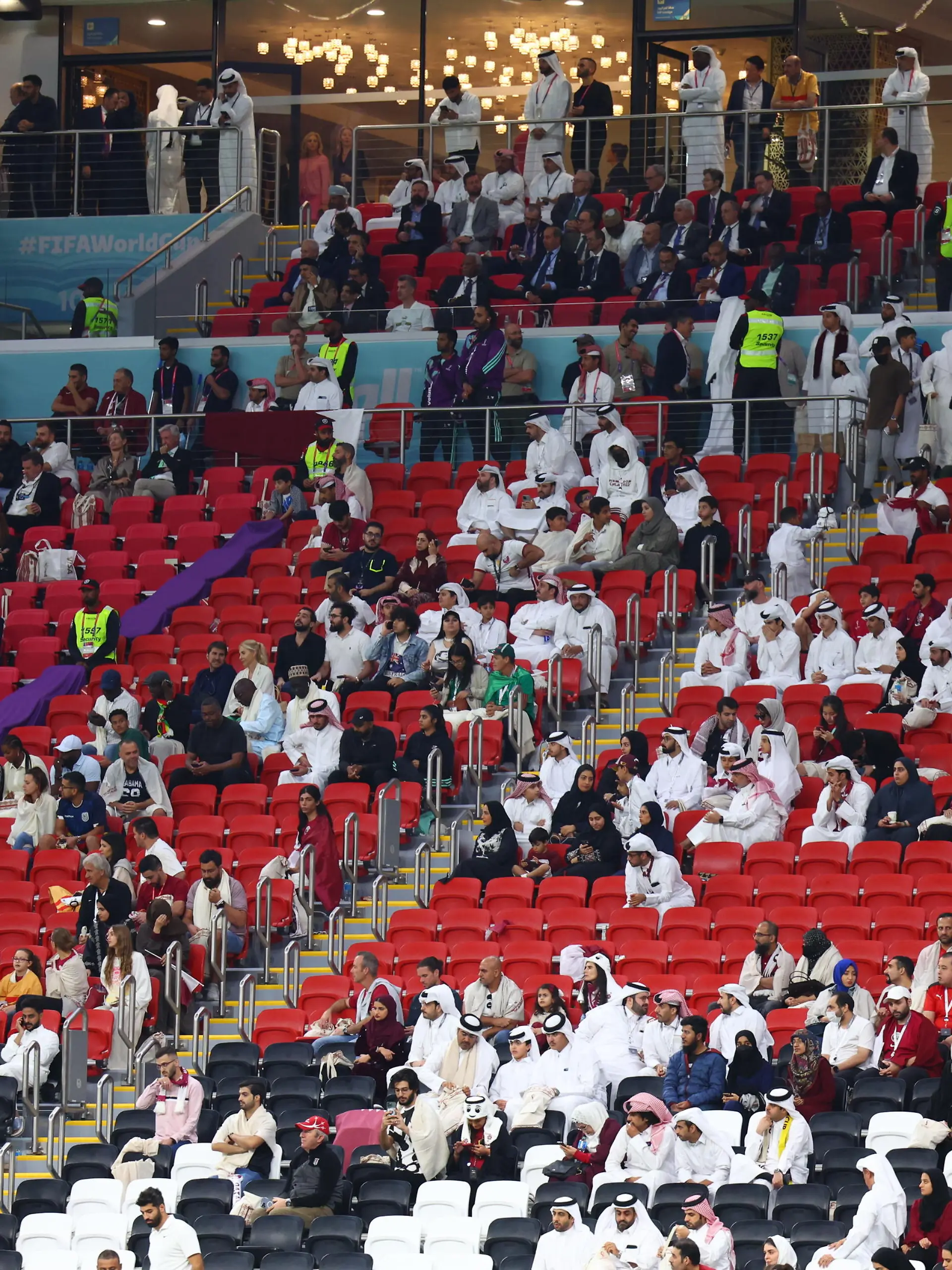 Fußball, WM 2022 in Katar, Katar - Ecuador, Vorrunde, Gruppe A, Spieltag 1, Eröffnungsspiel im Al-Bait Stadion, Leere Plätze auf der Tribüne während des Spiels.