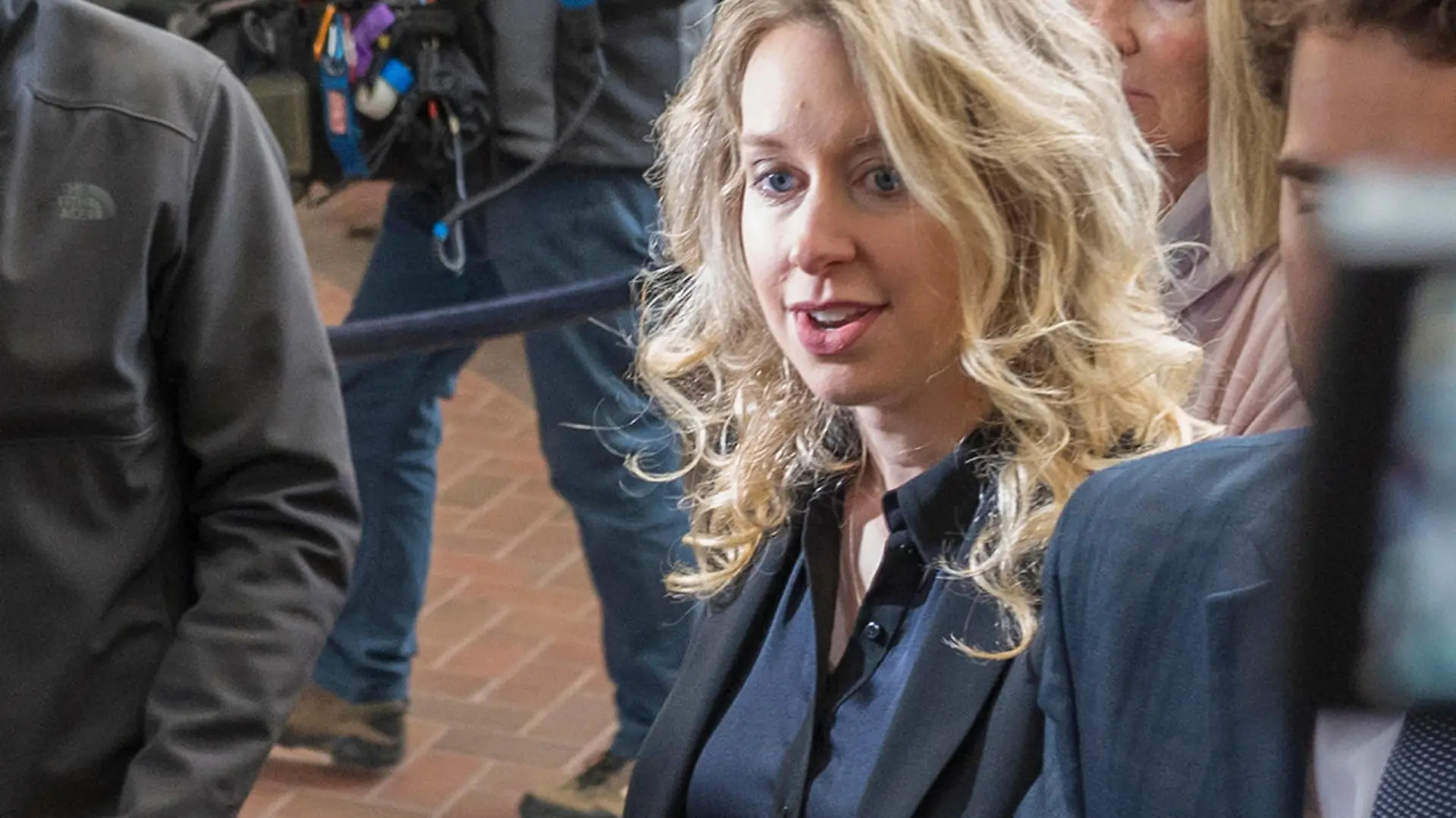 18.11.2022, USA, San Jose: Die Gründerin und Geschäftsführerin von Theranos, Elizabeth Holmes, betritt ein Bundesgericht in San Jose. Die einstige US-Vorzeigeunternehmerin Holmes ist wegen Betrugs zu einer Haftstrafe von mehr als elf Jahren verurteilt worden. Der zuständige Richter Davila gab das Strafmaß von 135 Monaten am Freitag in San Jose bekannt. Foto: Nic Coury/AP/dpa +++ dpa-Bildfunk +++