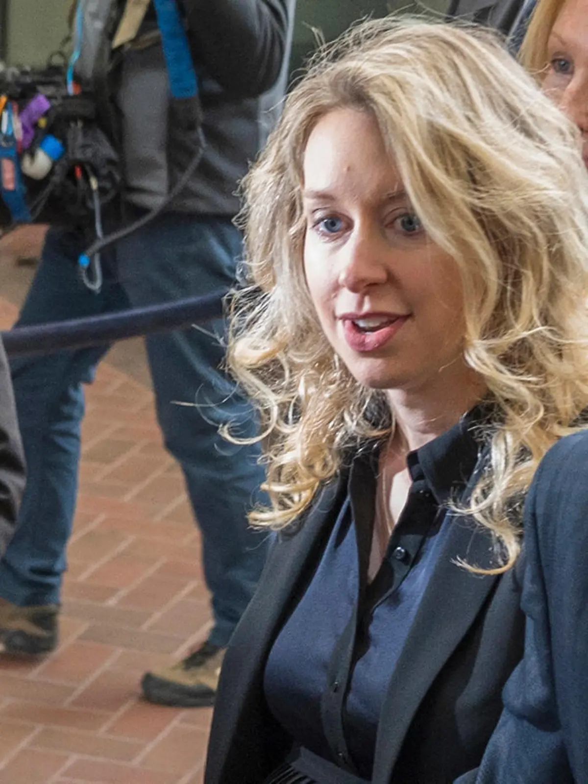 18.11.2022, USA, San Jose: Die Gründerin und Geschäftsführerin von Theranos, Elizabeth Holmes, betritt ein Bundesgericht in San Jose. Die einstige US-Vorzeigeunternehmerin Holmes ist wegen Betrugs zu einer Haftstrafe von mehr als elf Jahren verurteilt worden. Der zuständige Richter Davila gab das Strafmaß von 135 Monaten am Freitag in San Jose bekannt. Foto: Nic Coury/AP/dpa +++ dpa-Bildfunk +++