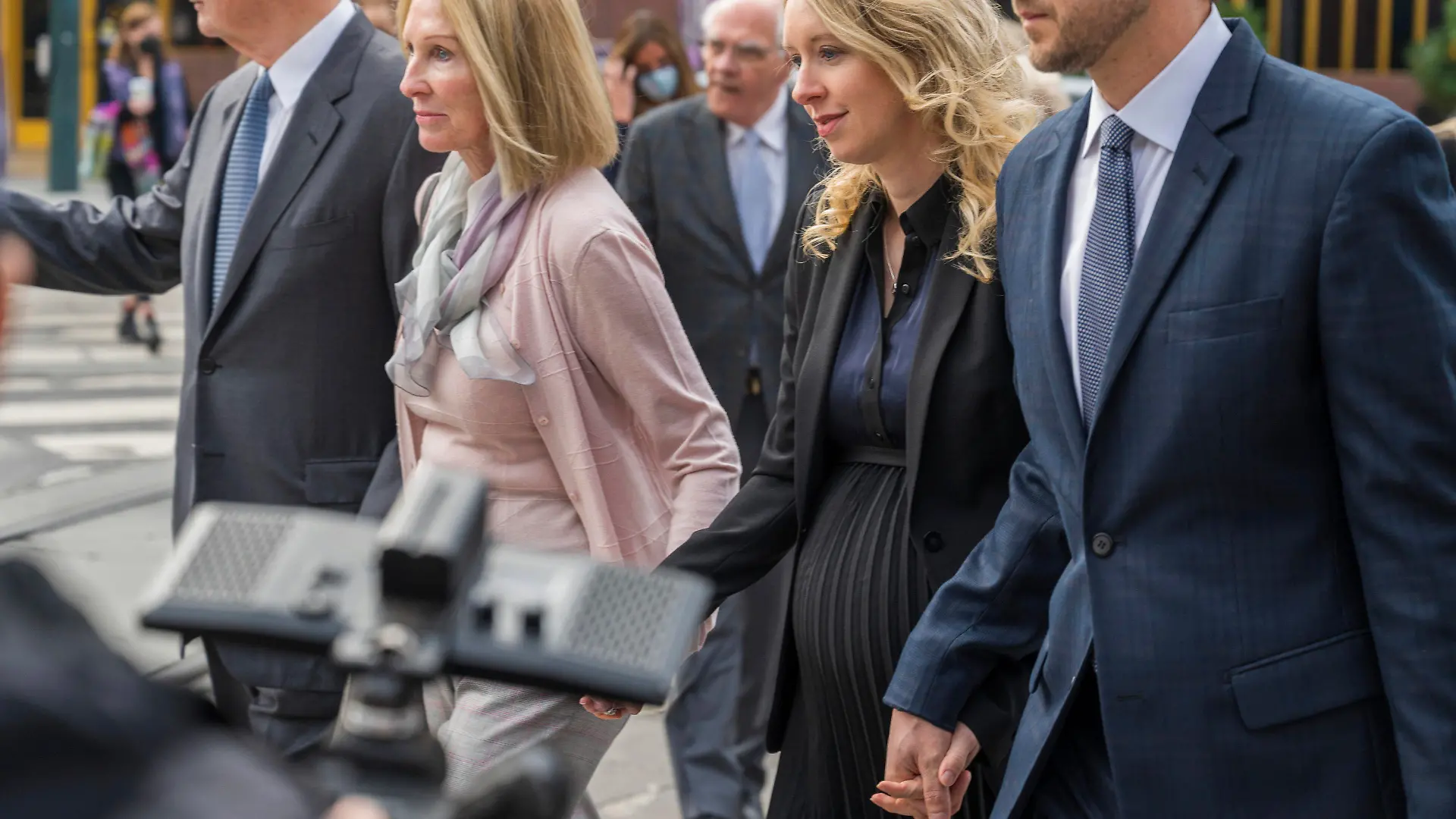 Theranos founder and CEO Elizabeth Holmes, second from right, walks into federal court in San Jose, Calif., Friday, Nov. 18, 2022. A federal judge will decide whether Holmes should serve a lengthy prison sentence for duping investors and endangering patients while peddling a bogus blood-testing technology. (AP Photo/Nic Coury)