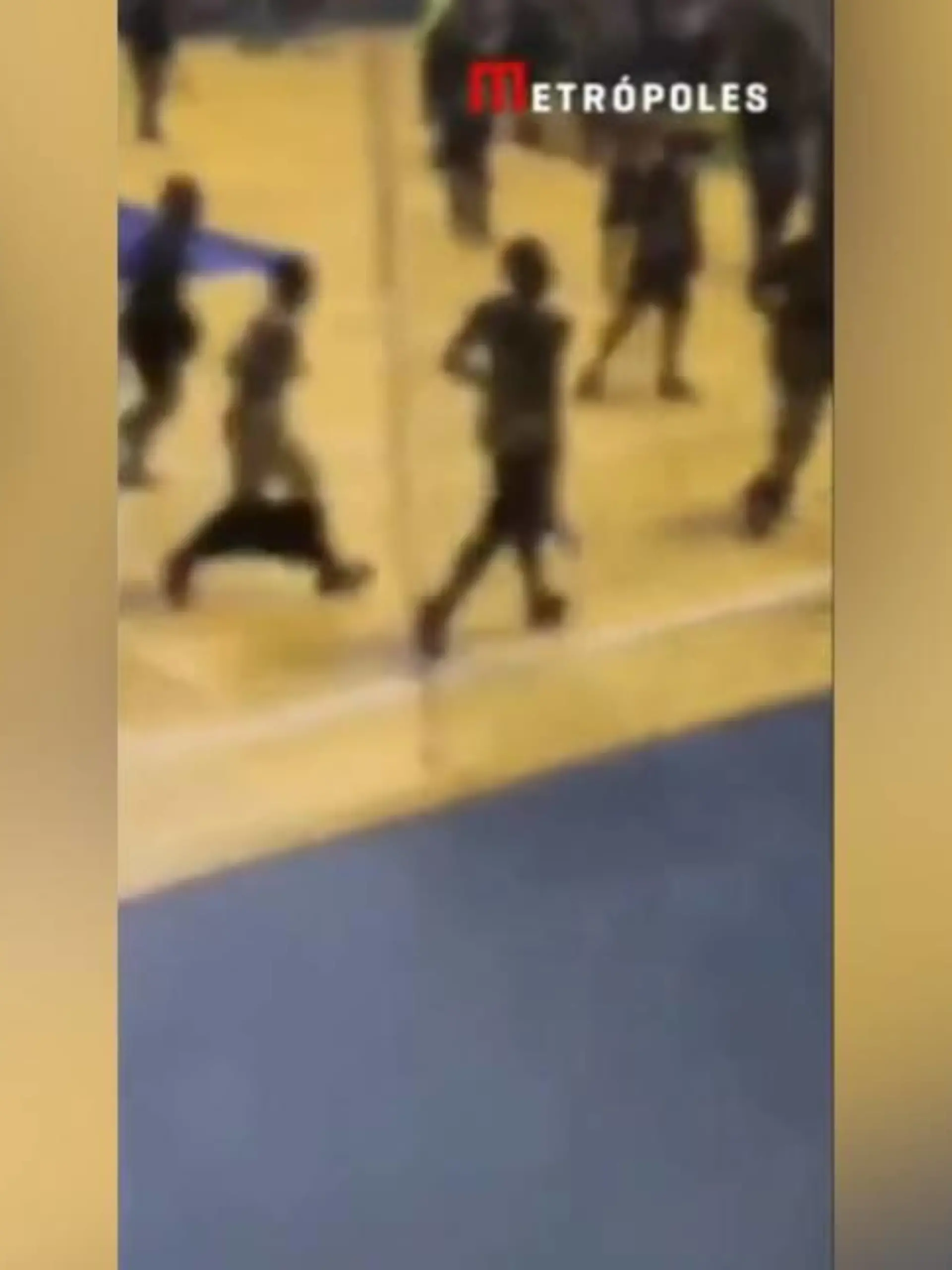 Medizinstudenten aus Brasilien mit runtergelassener Hose