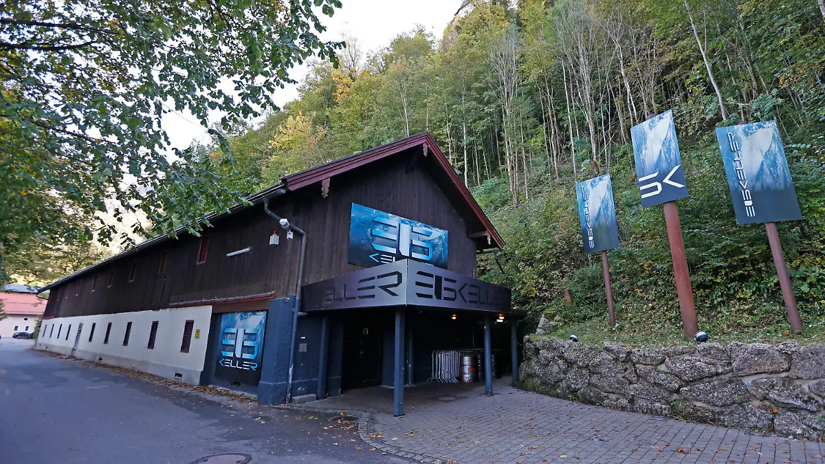 04.10.2022, Bayern, Aschau: Aussenansichtdes Musikclubs "Eiskeller", unterhalb des Schlosses Aschau. Eine junge Frau aus dem oberbayerischen Landkreis Rosenheim ist Opfer eines Gewaltverbrechens geworden. Die 23-Jährige aus Aschau im Chiemgau habe am Sonntagabend einen örtlichen Musikclub besucht und sei danach gewaltsam ums Leben gekommen, teilte das Polizeipräsidium Oberbayern Süd am Dienstag mit. Foto: Uwe Lein/dpa +++ dpa-Bildfunk +++