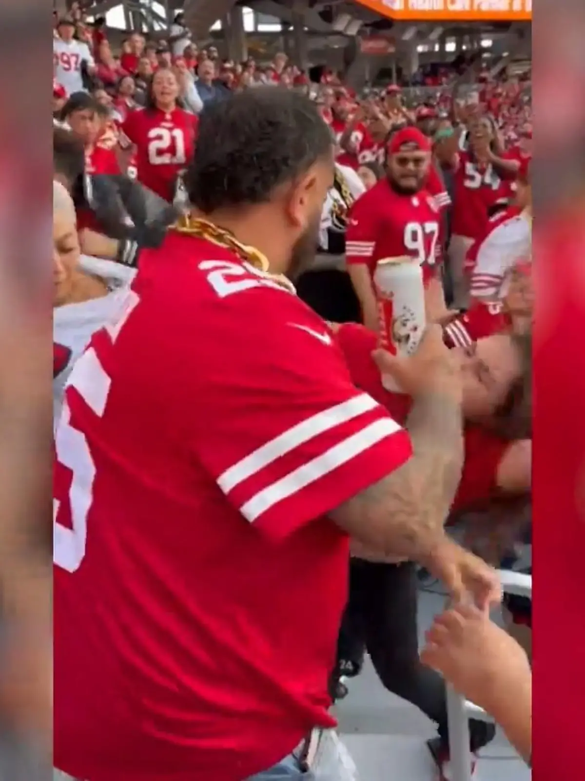 Beim Sieg der San Francisco 49ers gegen die New York Giants kam es auf der Tribüne zu einer Auseinandersetzung. Erst letzte Woche wurde ein Fan bei einem NFL-Spiel totgeprügelt.