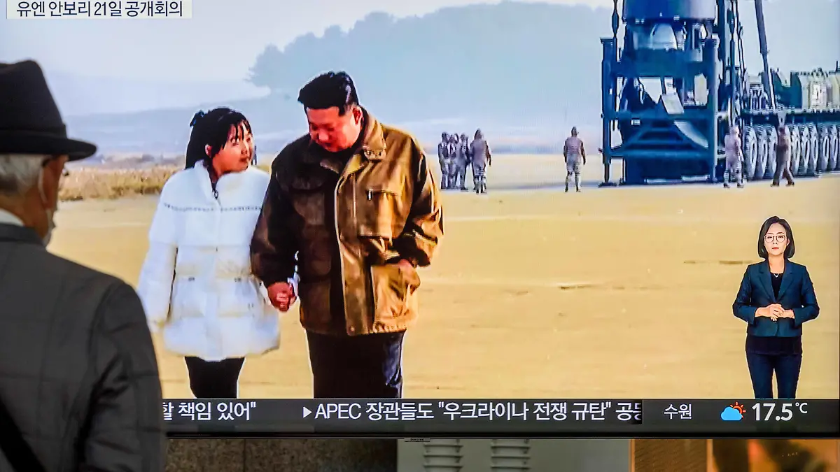  November 19, 2022, Seoul, South Korea: A TV screen shows North Korea s KCNA released pictures of North Korean leader Kim Jong Un and his daughter during a news program at the Yongsan Railway Station in Seoul, South Korea. North Korean leader Kim Jong-un declared a resolute nuclear response to threats by the United States during an on-site inspection of the country s test-firing of a Hwasong-17 intercontinental ballistic missile ICBM earlier this week, Pyongyang s state media said 19 November..The missile, launched from Pyongyang International Airport, flew 999.2 kilometers for 4,135 seconds at an apogee of 6,040.9km and landed in the international waters of the East Sea, according to the Korean Central News Agency KCNA..The KCNA release - ZUMAs197 20221119_zaa_s197_022 Copyright: xKimxJae-Hwanx