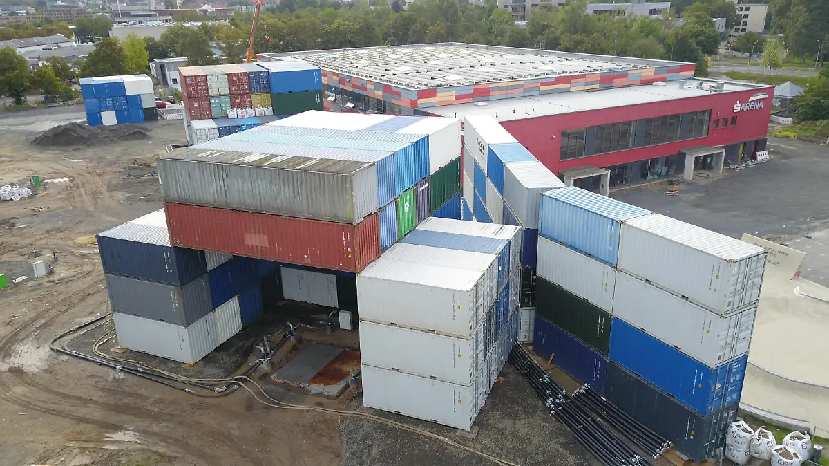 Der Verdachtspunkt ist mit Container abgeschirmt - um die anliegende S-Arena vor einer Explosion zu schützen.