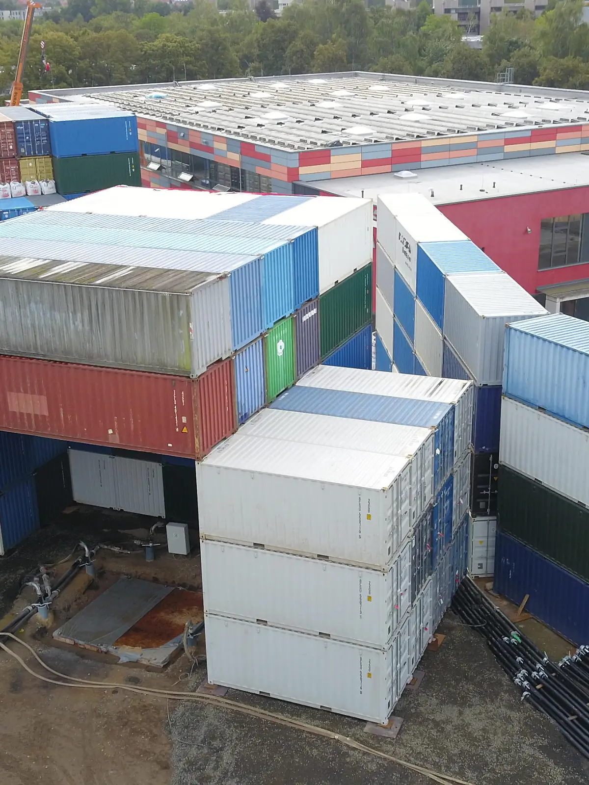 Der Verdachtspunkt ist mit Container abgeschirmt - um die anliegende S-Arena vor einer Explosion zu schützen.