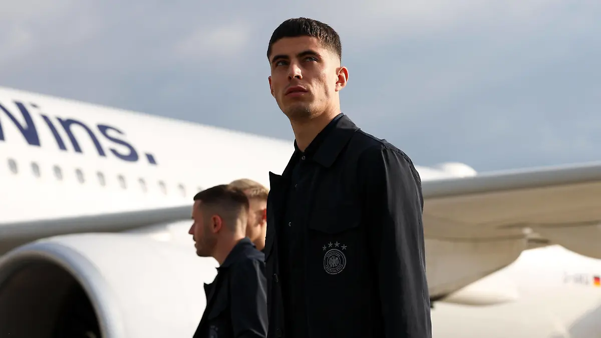  Frankfurt am Main, 14.11.2022, xjfx Abflug der Deutschen Fussball Nationalmannschaft auf dem Vorfeld des Frankfurter Flughafens von Frankfurt nach Musca auf dem Weg zum letzten Trainingsspiel vor der Fußball Weltmeisterschaft 2022 v.l., Kai Havertz steigt ins Flugzeug ein *** Frankfurt am Main, 14 11 2022, xjfx departure of the German national football team on the apron of Frankfurt airport from Frankfurt to Musca on the way to the last training match before the soccer world cup 2022 v l , Kai Havertz boards the plane Copyright: JoaquimxFerreira