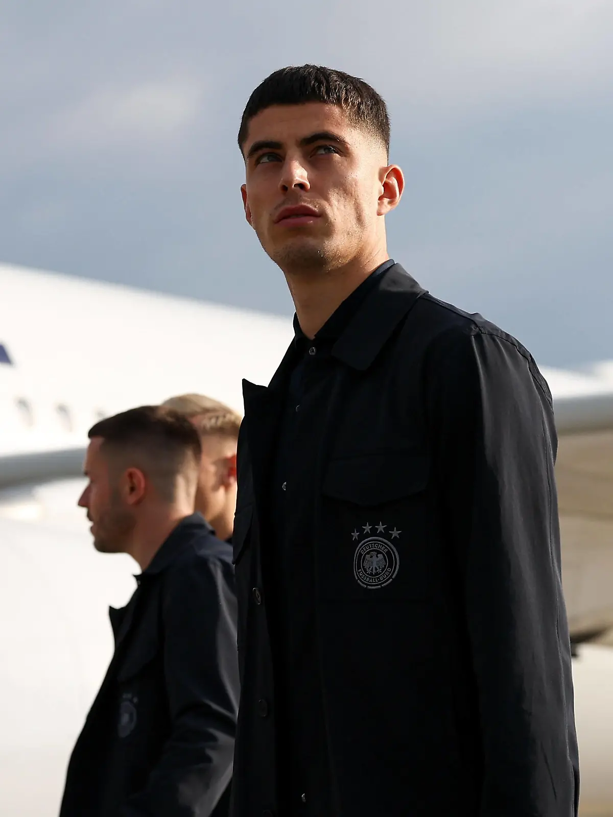  Frankfurt am Main, 14.11.2022, xjfx Abflug der Deutschen Fussball Nationalmannschaft auf dem Vorfeld des Frankfurter Flughafens von Frankfurt nach Musca auf dem Weg zum letzten Trainingsspiel vor der Fußball Weltmeisterschaft 2022 v.l., Kai Havertz steigt ins Flugzeug ein *** Frankfurt am Main, 14 11 2022, xjfx departure of the German national football team on the apron of Frankfurt airport from Frankfurt to Musca on the way to the last training match before the soccer world cup 2022 v l , Kai Havertz boards the plane Copyright: JoaquimxFerreira