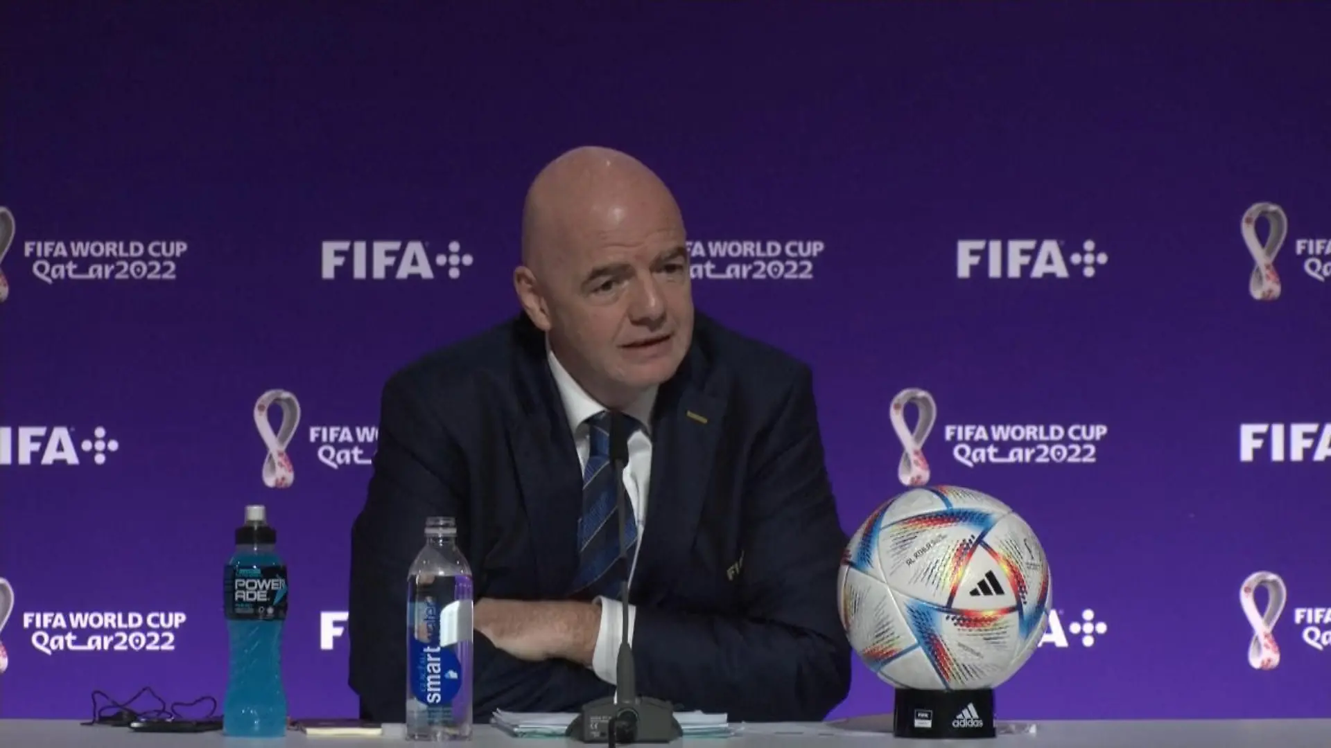 FIFA-Boss wäre sogar für eine WM in Nordkorea Irre Pressekonferenz in Katar