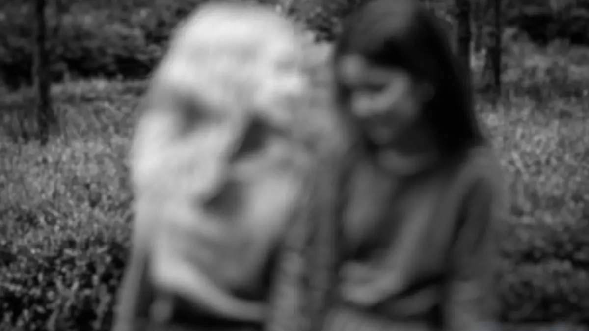 verschwommenes Bild zwei Mädchen im Wald