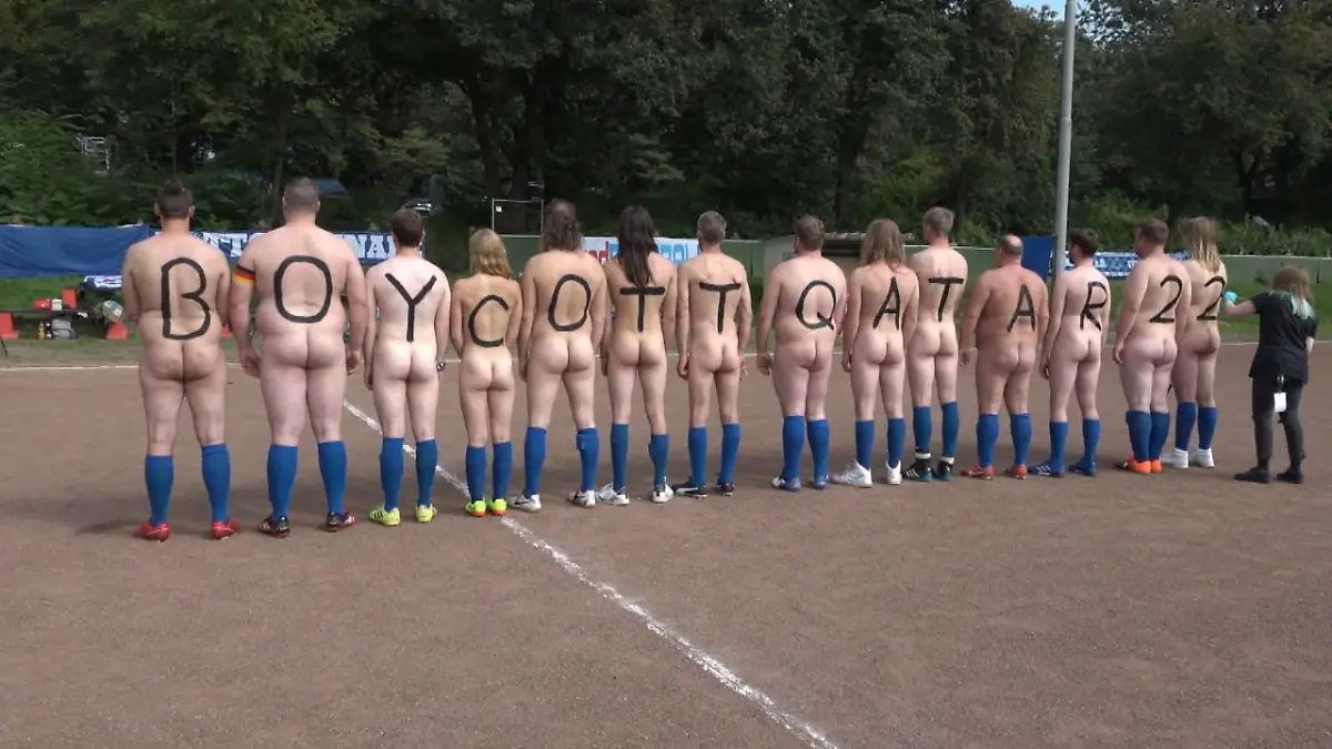 Nackter Protest gegen die WM in Katar Eier zeigen