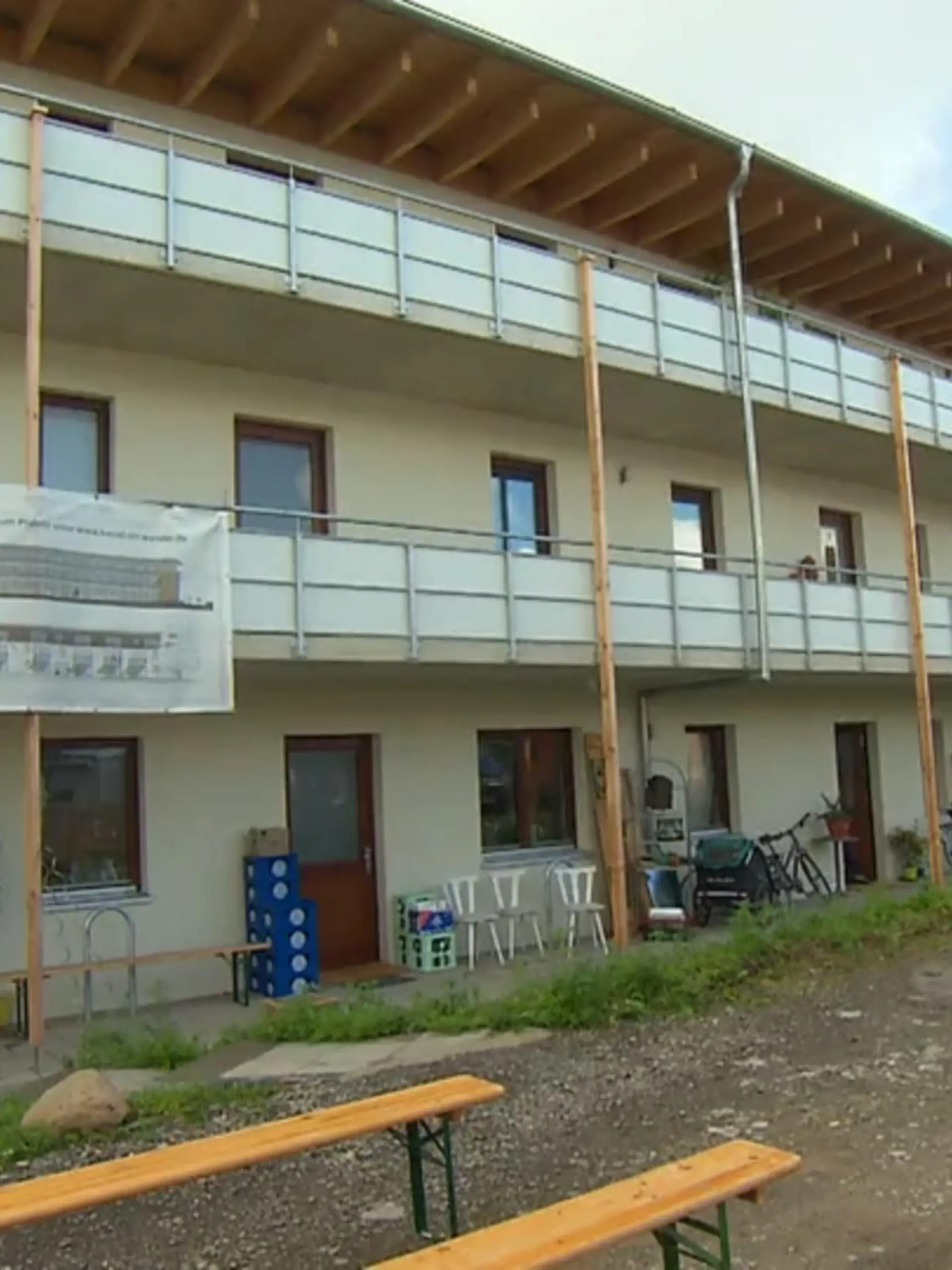 Ein Haus aus Stroh – ja richtig gelesen, in Nordhessen setzt eine Firma bei ihrem Neubau-Projekt auf den etwas ungewöhnlichen Baustoff.
Das ist nicht nur innovativ, sondern auch nachhaltig. Im vergangenen Jahr haben wir das Projekt aus Kassel schon einmal vorgestellt – heute wurde das erste hessische Haus aus Stroh feierlich eingeweiht. Abgesehen vom besonderen Baustoff, ist auch die Lebensweise der Bewohner eine besondere, wie die aussieht, das sehen Sie im Video.