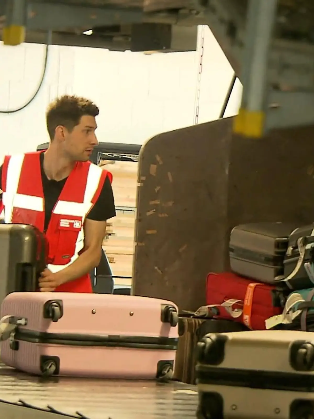 Ferienzeit ist Reisezeit und noch immer ist Spanien das Lieblingsreiseziel der Deutschen. Also: Koffer packen und rein in den Flieger. Reisezeit heißt auch Stress. Und zwar für die Mitarbeiter am Flughafen. Die sorgen für Sicherheit oder hieven die Koffer in die Maschinen. RTL WEST Reporter Steffen Schmidt hat einen Tag als Flugzeugabfertiger am Flughafen Paderborn Lippstadt gearbeitet.