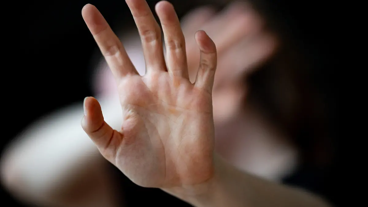 ARCHIV - 01.07.2023, Berlin: Eine Frau hält ihre Hände vor das Gesicht (zu dpa «Fast 2000 Menschen beantragen in NRW Opferentschädigung - zunehmend nach Sexualstraftaten»), (Gestellte Szene) Foto: Fabian Sommer/dpa +++ dpa-Bildfunk +++