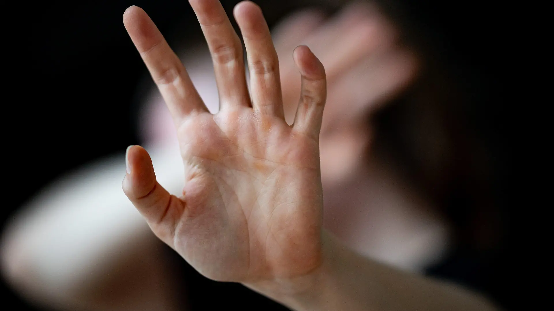 ARCHIV - 01.07.2023, Berlin: Eine Frau hält ihre Hände vor das Gesicht (zu dpa «Fast 2000 Menschen beantragen in NRW Opferentschädigung - zunehmend nach Sexualstraftaten»), (Gestellte Szene) Foto: Fabian Sommer/dpa +++ dpa-Bildfunk +++