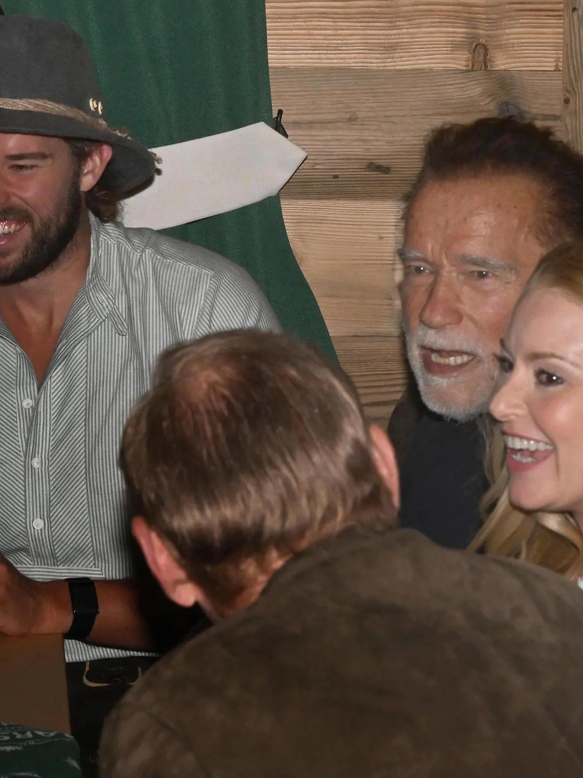 21.09.2023, Bayern, München: Christopher Schwarzenegger (l-r), der Sohn von Arnold Schwarzenegger, der Schauspieler Arnold Schwarzenegger und seine Freundin Heather Milligan feiern im Marstallzelt. Die 188. Wiesn findet dieses Jahr vom 16.09.- 03.10.2023 statt. Foto: Felix Hörhager/dpa +++ dpa-Bildfunk +++