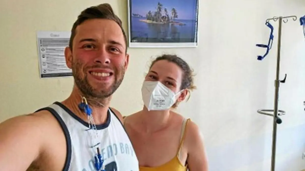 Alex und seine Verlobte bei seiner ersten Chemotherapie in der Charité. (DKMS/privat)