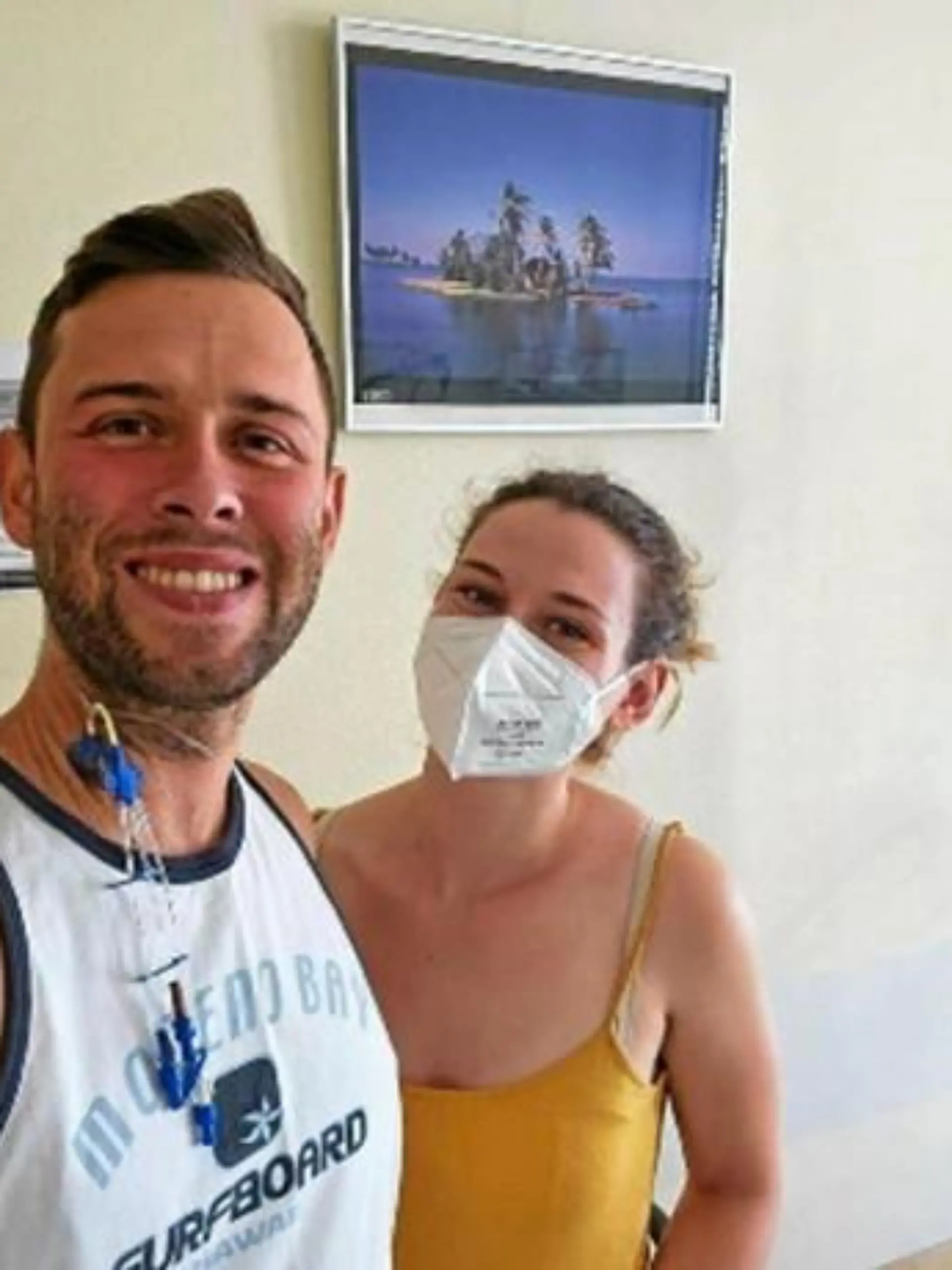 Alex und seine Verlobte bei seiner ersten Chemotherapie in der Charité. (DKMS/privat)