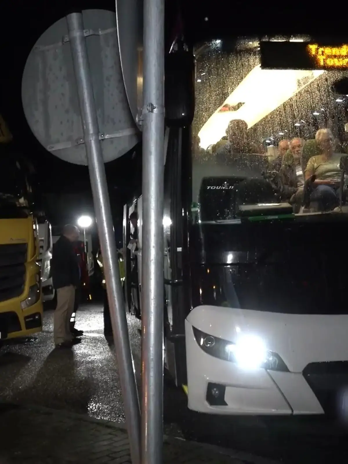 So haben sich die Senioren ihren Ausflug bestimmt nicht vorgestellt. Auf einem Autobahnrastplatz ließ der Busfahrer seine Fahrgäste im Fahrzeug zurück. Möglicher Grund: Er sei von seinem Chef am Telefon gefeuert worden.