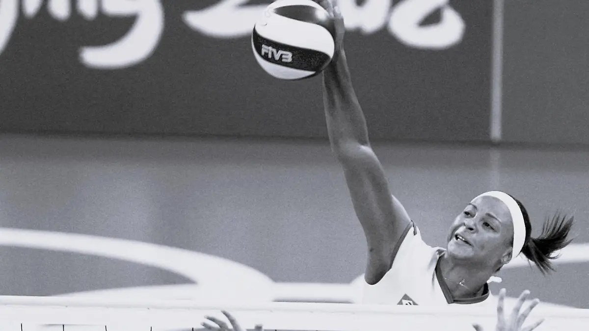 Die brasilianische Volleyballspielerin Walewska Moreira de Oliveira (r.) führt bei den Olympischen Spielen in Peking einen Schmetterschlag aus.