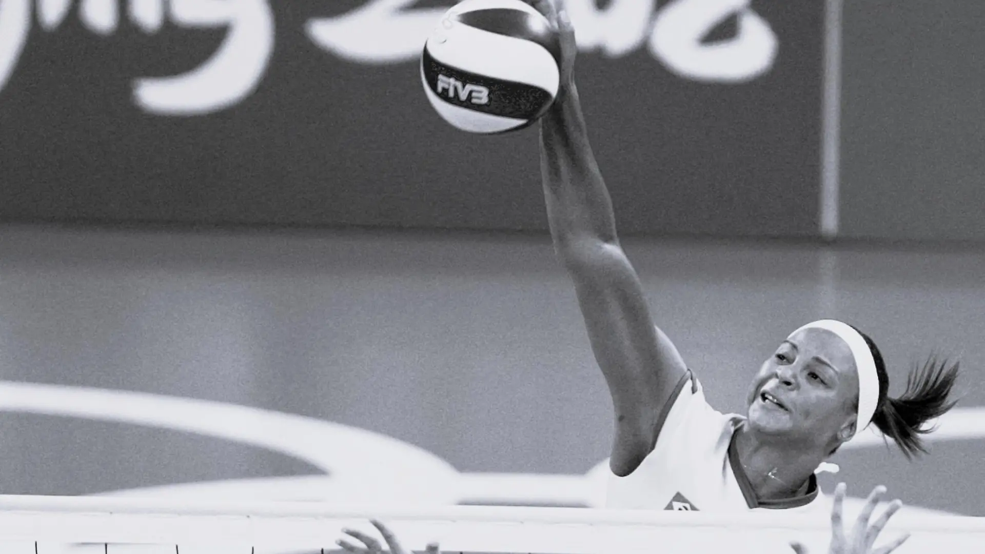 Die brasilianische Volleyballspielerin Walewska Moreira de Oliveira (r.) führt bei den Olympischen Spielen in Peking einen Schmetterschlag aus.