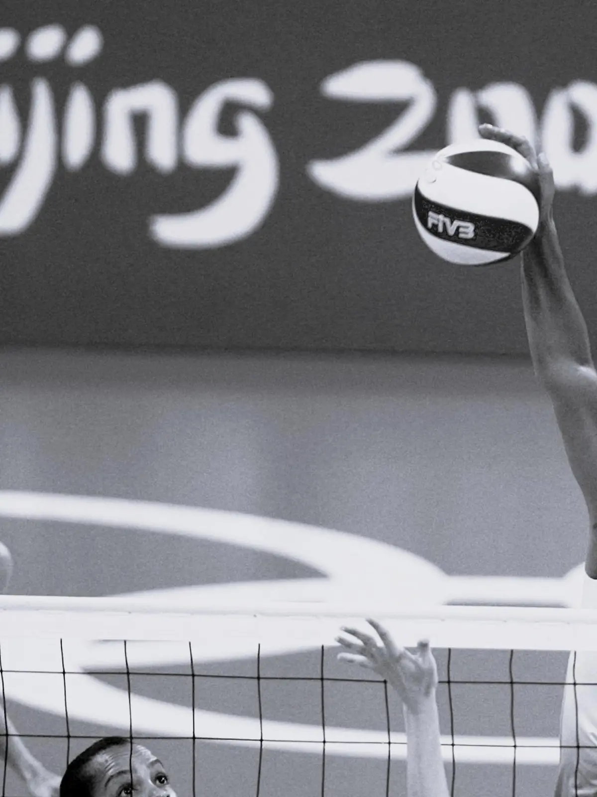 Die brasilianische Volleyballspielerin Walewska Moreira de Oliveira (r.) führt bei den Olympischen Spielen in Peking einen Schmetterschlag aus.