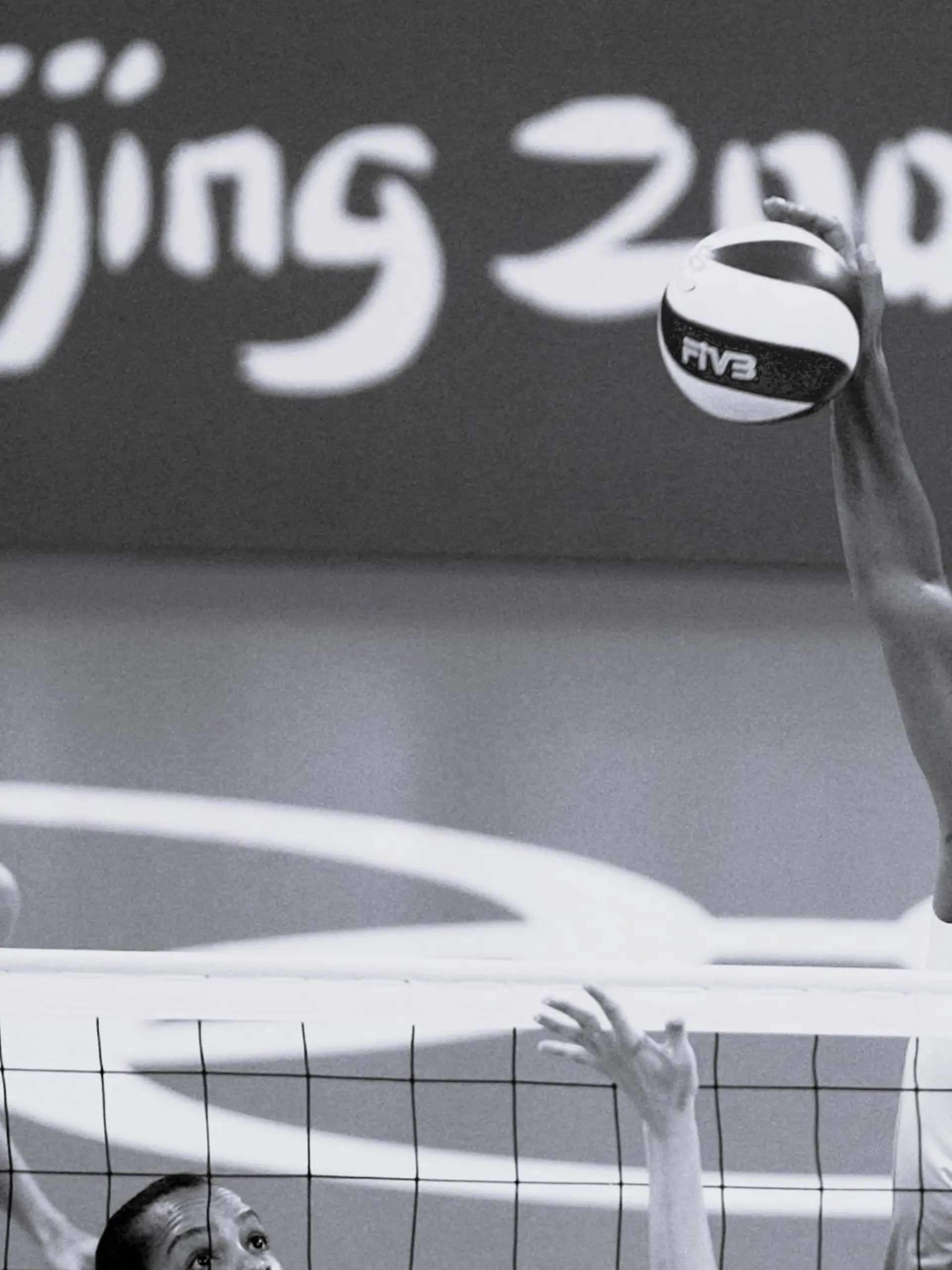 Die brasilianische Volleyballspielerin Walewska Moreira de Oliveira (r.) führt bei den Olympischen Spielen in Peking einen Schmetterschlag aus.