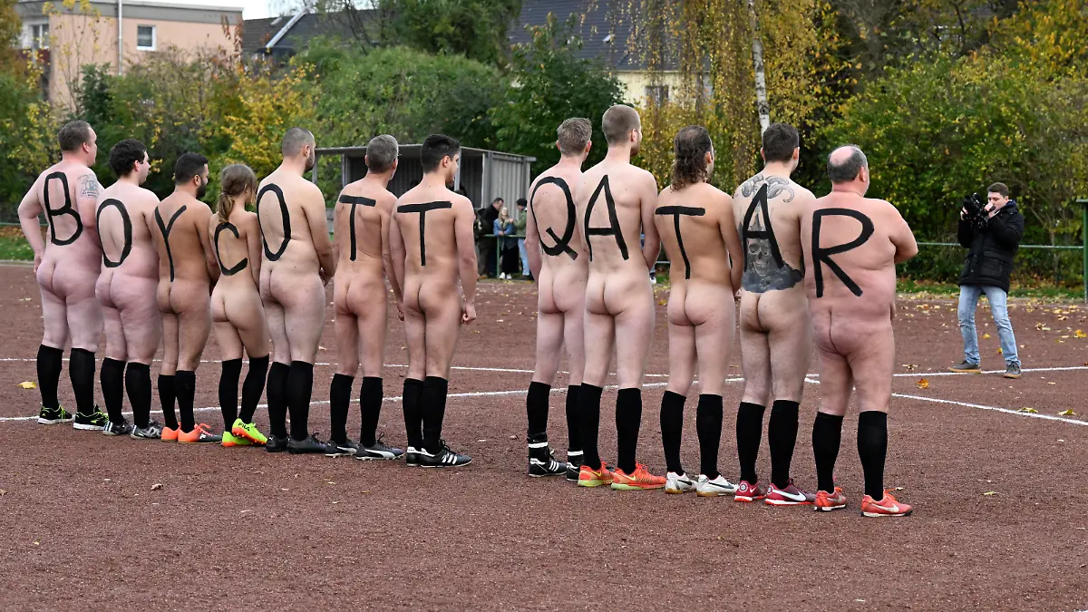 Spieler der deutschen NACKtionalmannschaft lassen sich nackt vor dem Spiel gegen die Ballfreude Bergeborbeck als Protest gegen die Fußball-WM 2022 in Katar fotografieren. Initiiert wird das «Kunst-Fussball-Spiel» von Aktionskünstler Starczewski. Die Spieler tragen auf dem nackten Rücken große Buchstaben gemalt, die zusammen « BOYCOTT QATAR» ergeben.